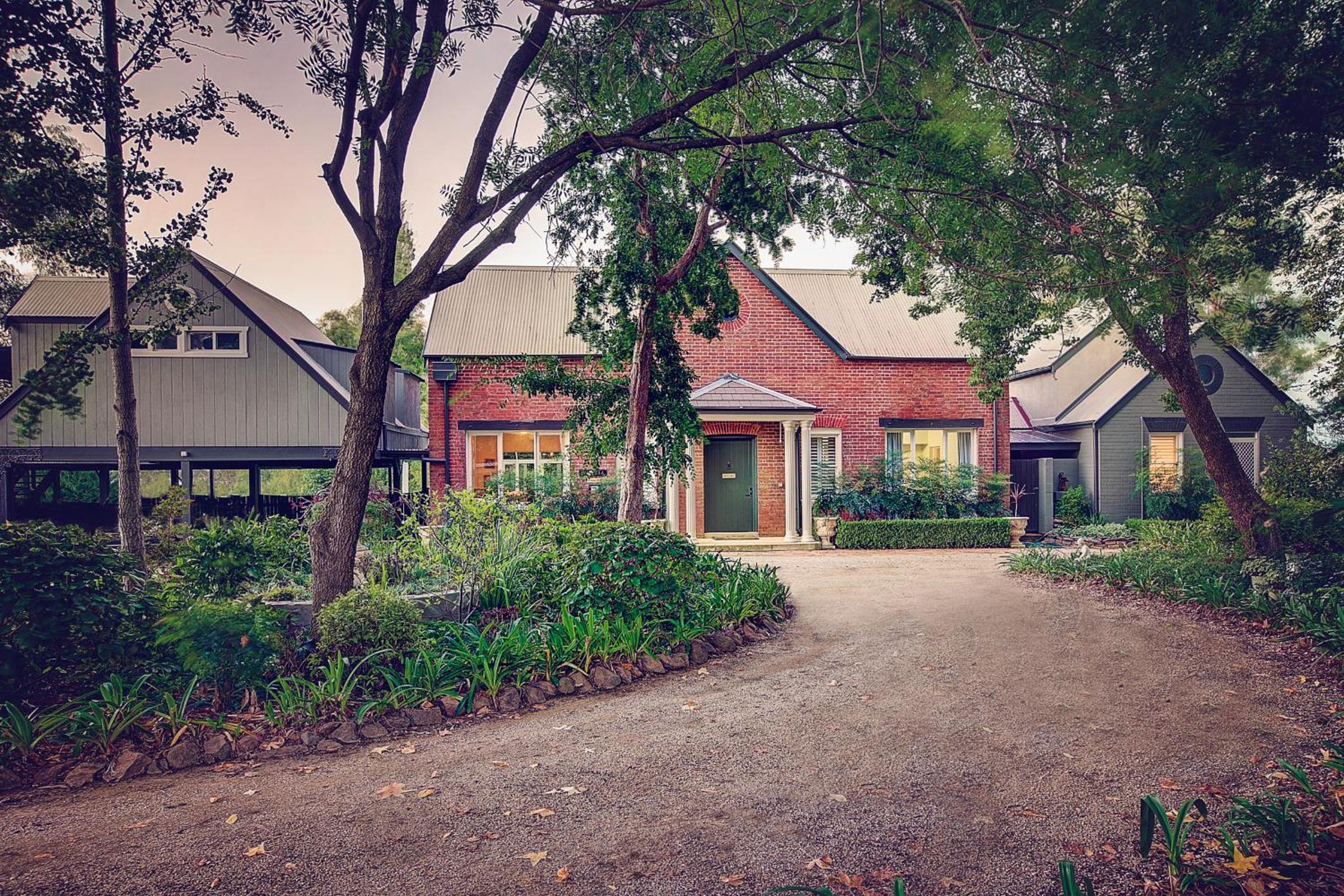 Four-Bedroom House - Evanslea House - Photo 3