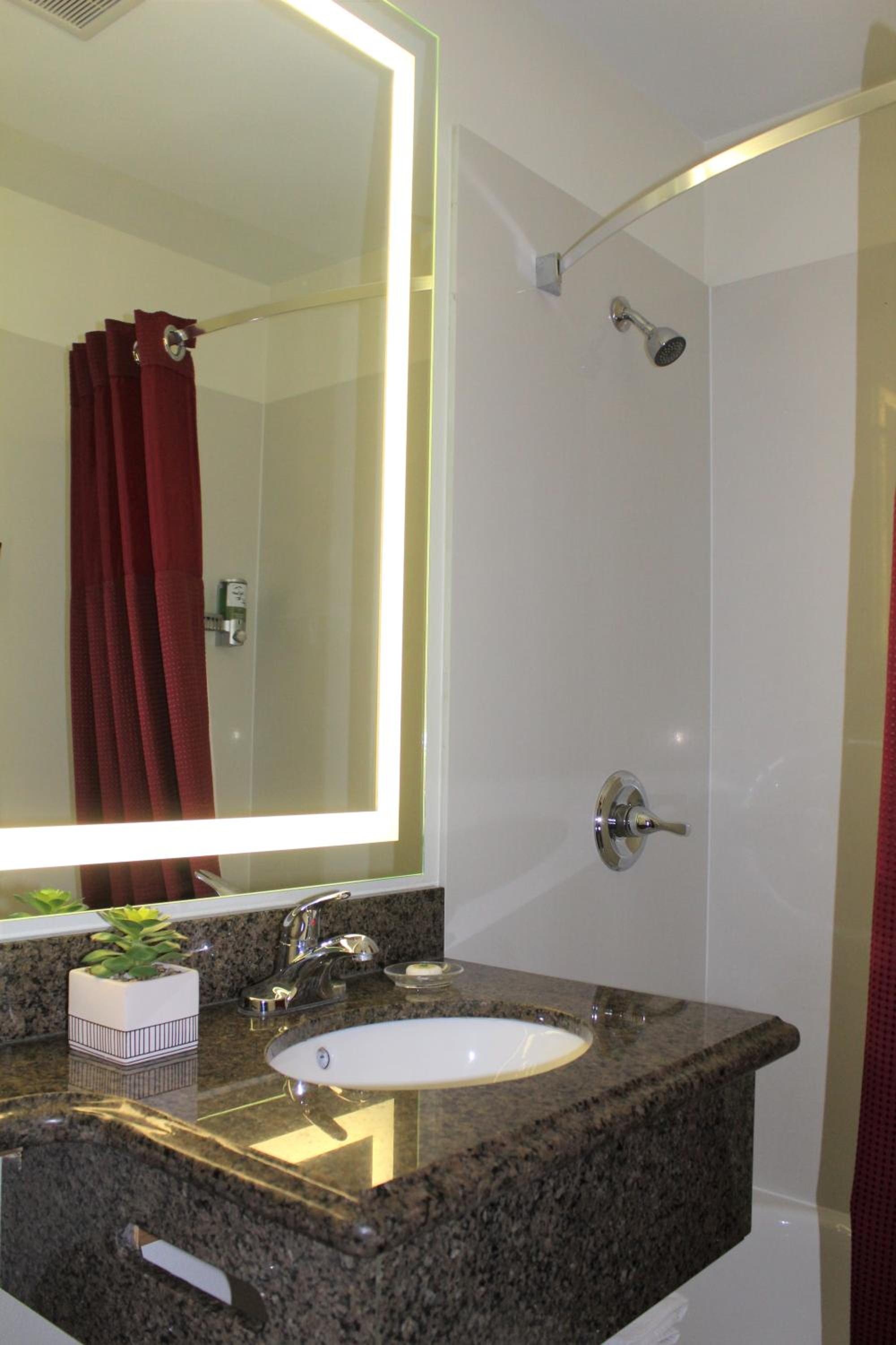Standard Double Queen Room - Photo 2