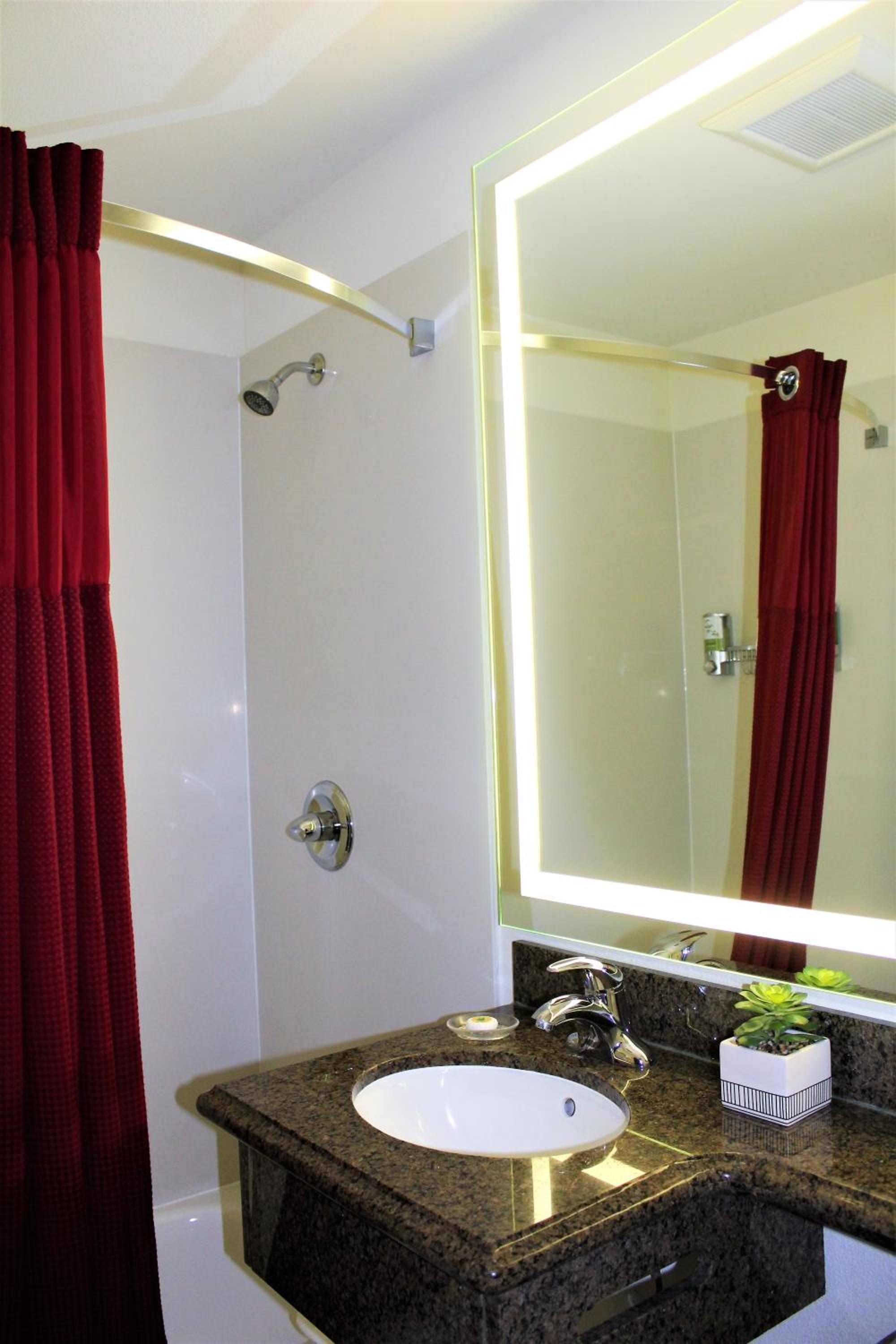 Standard Double Queen Room - Photo 8