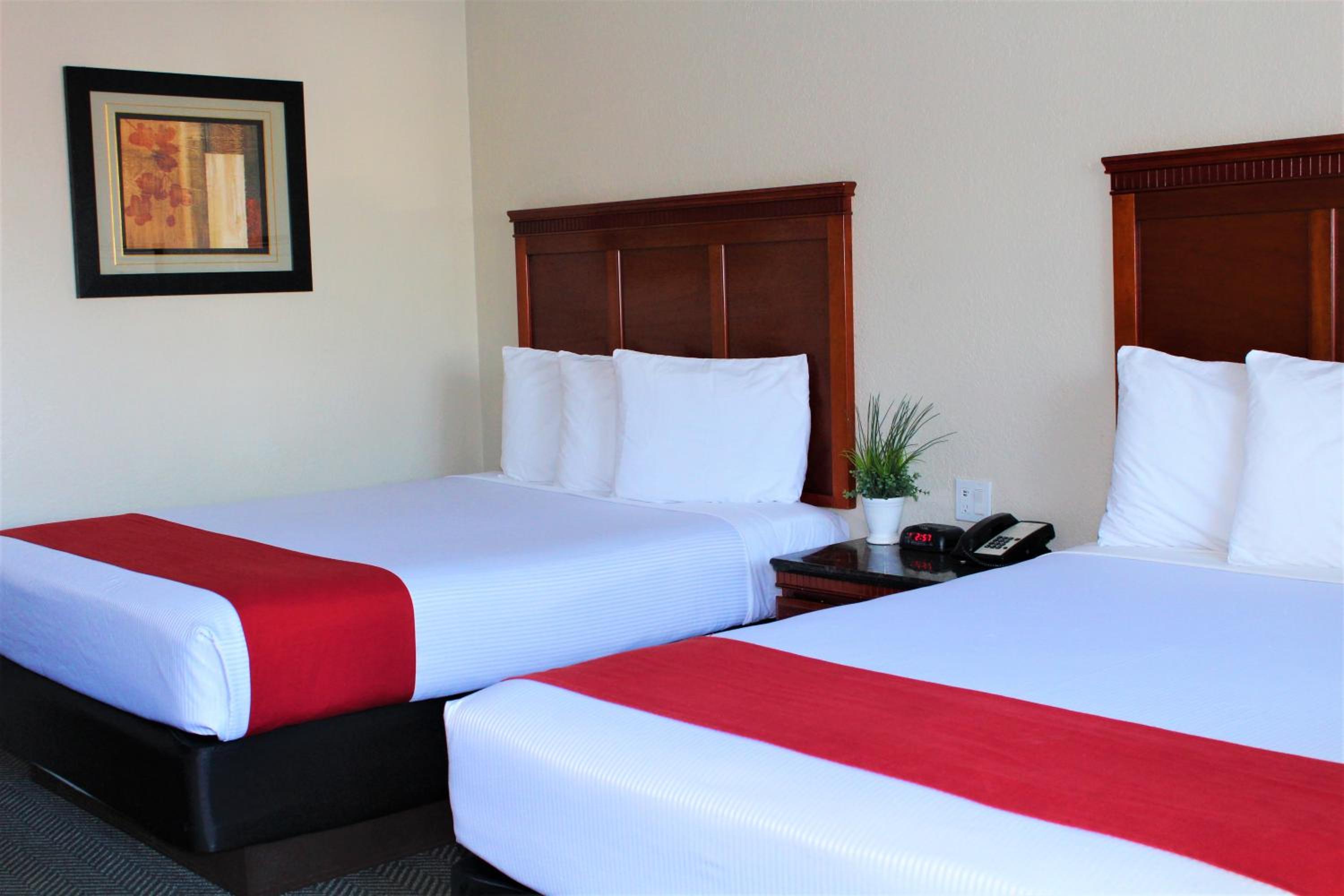 Standard Double Queen Room - Photo 5