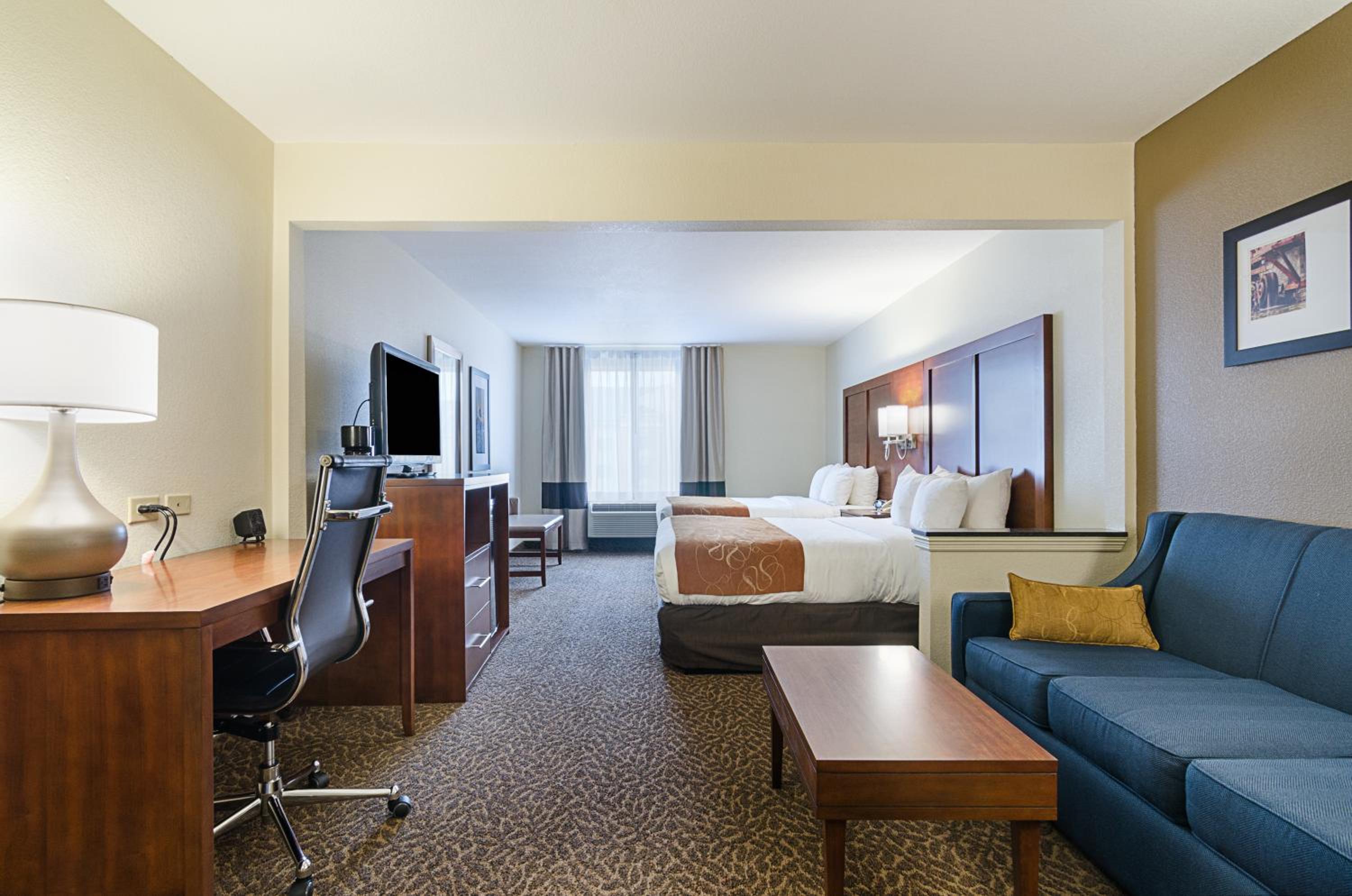 Queen Suite with Two Queen Beds photo 1