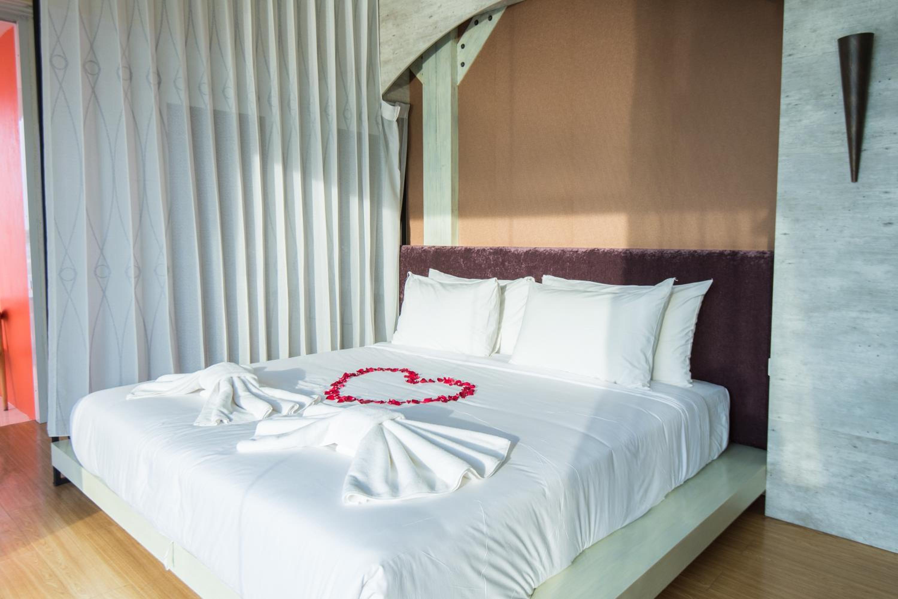 Deluxe Honeymoon Suite