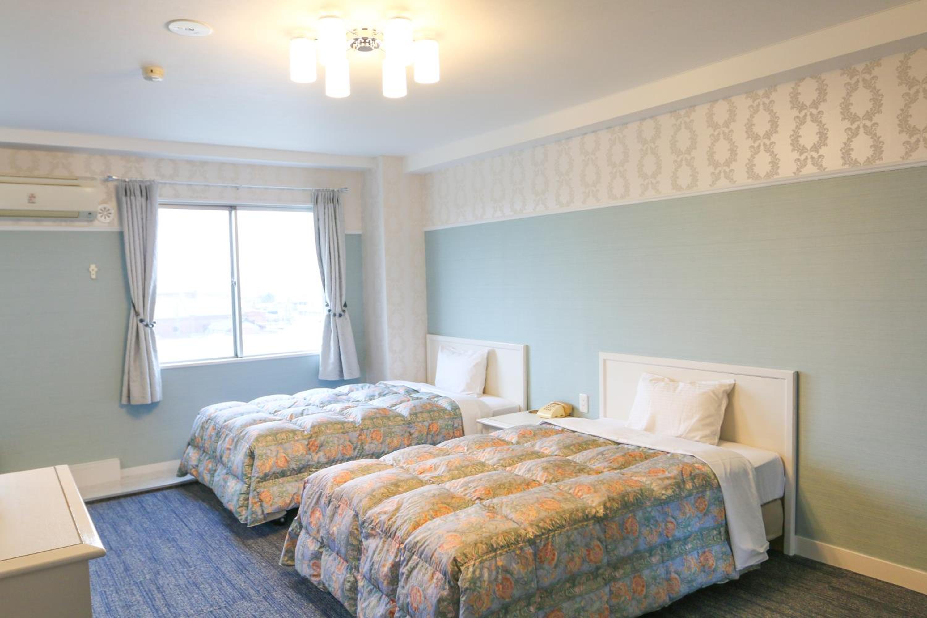 Twin Room - Non-Smoking - Photo 2