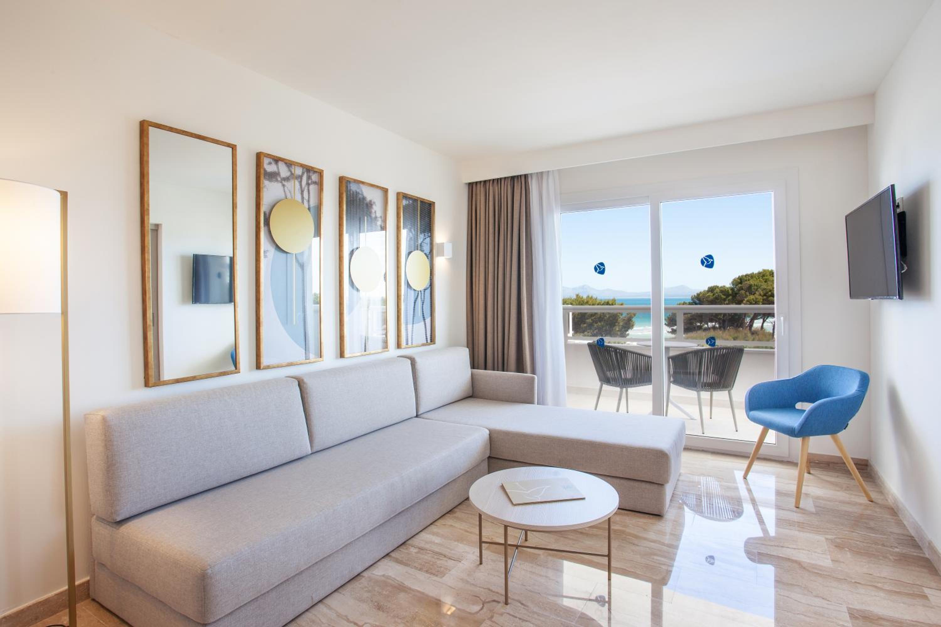 Deluxe Room with Side Sea View photo 1