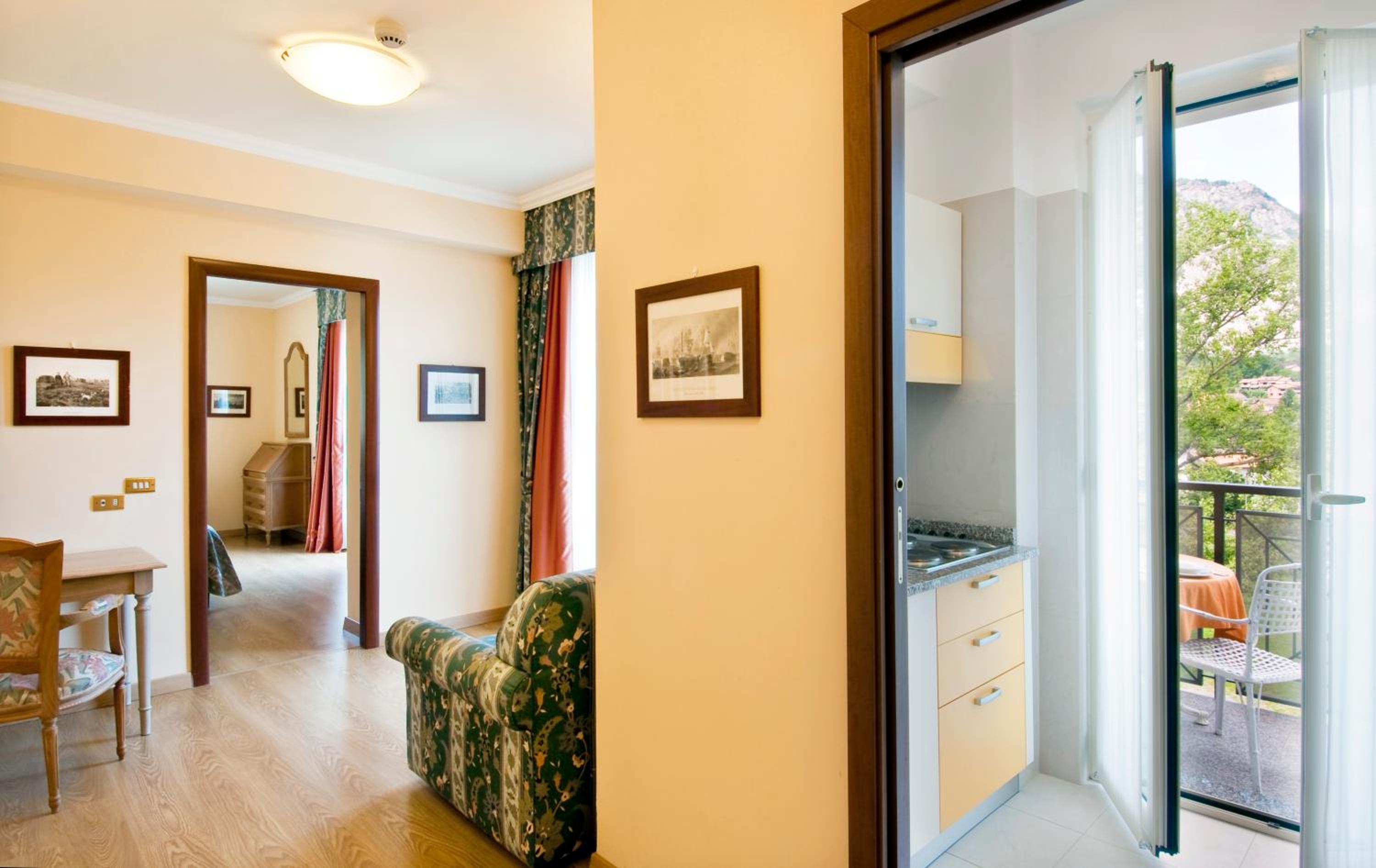 One-Bedroom Apartment with Partial Lake View (4 Adults) photo 2