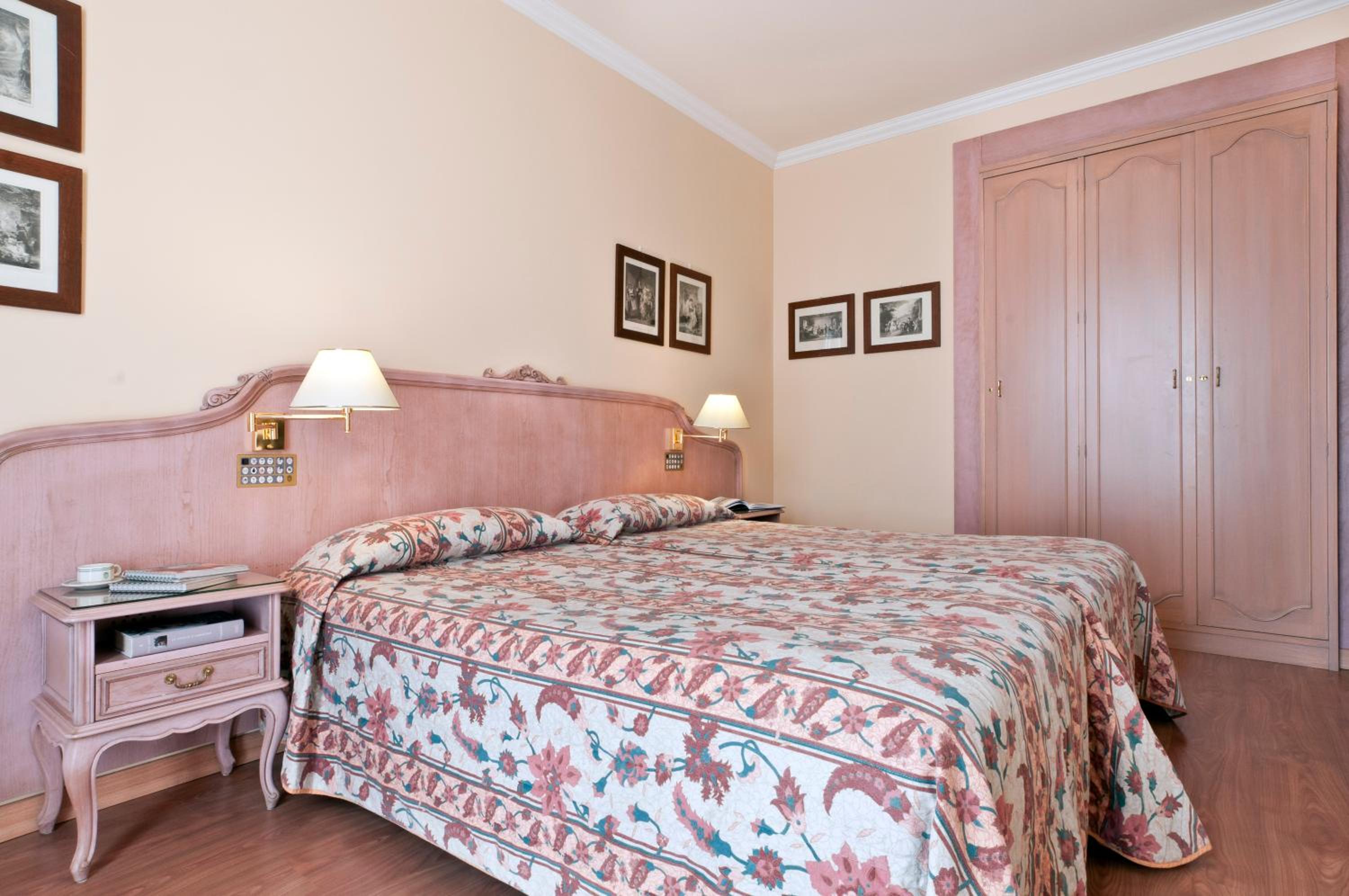 One-Bedroom Apartment with Mountain View (3 Adults)
