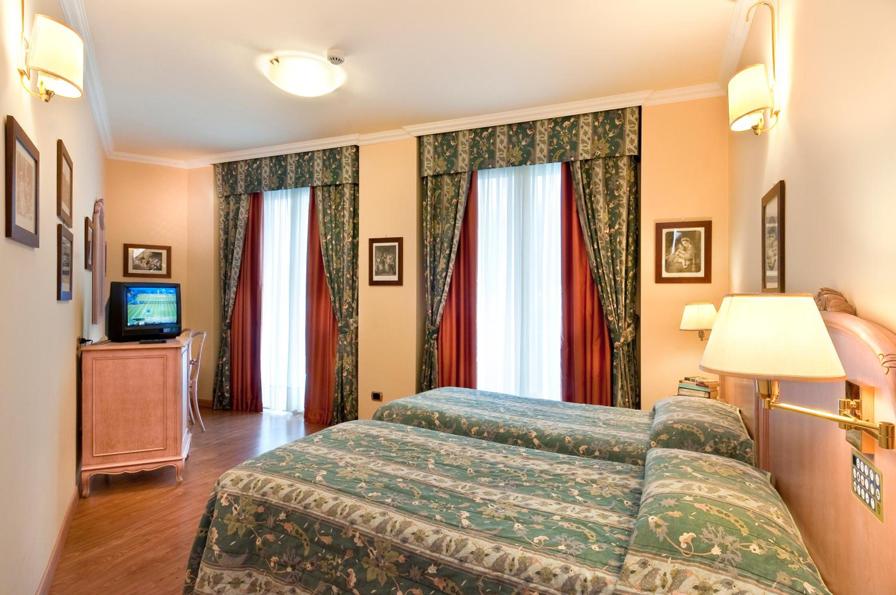 One-Bedroom Apartment with Partial Lake View (3 Adults)