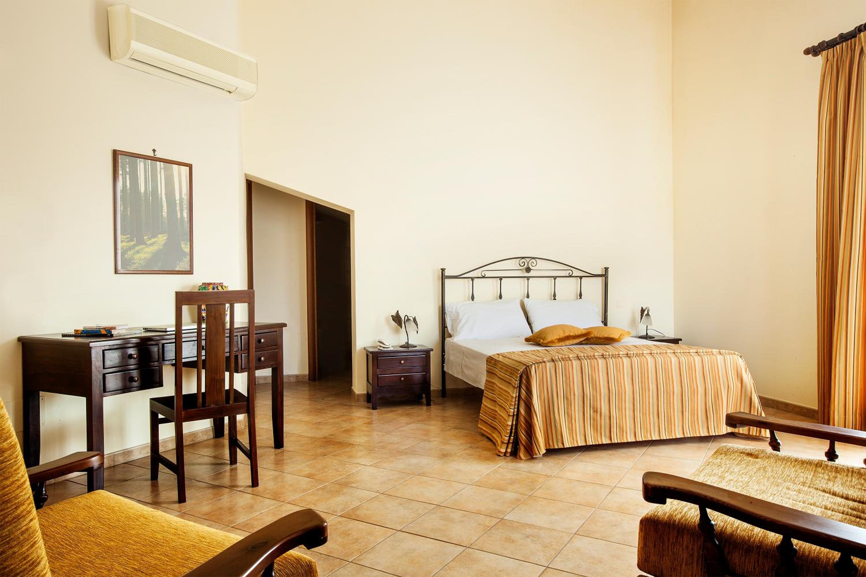 Quadruple Room with Balcony - Photo 4