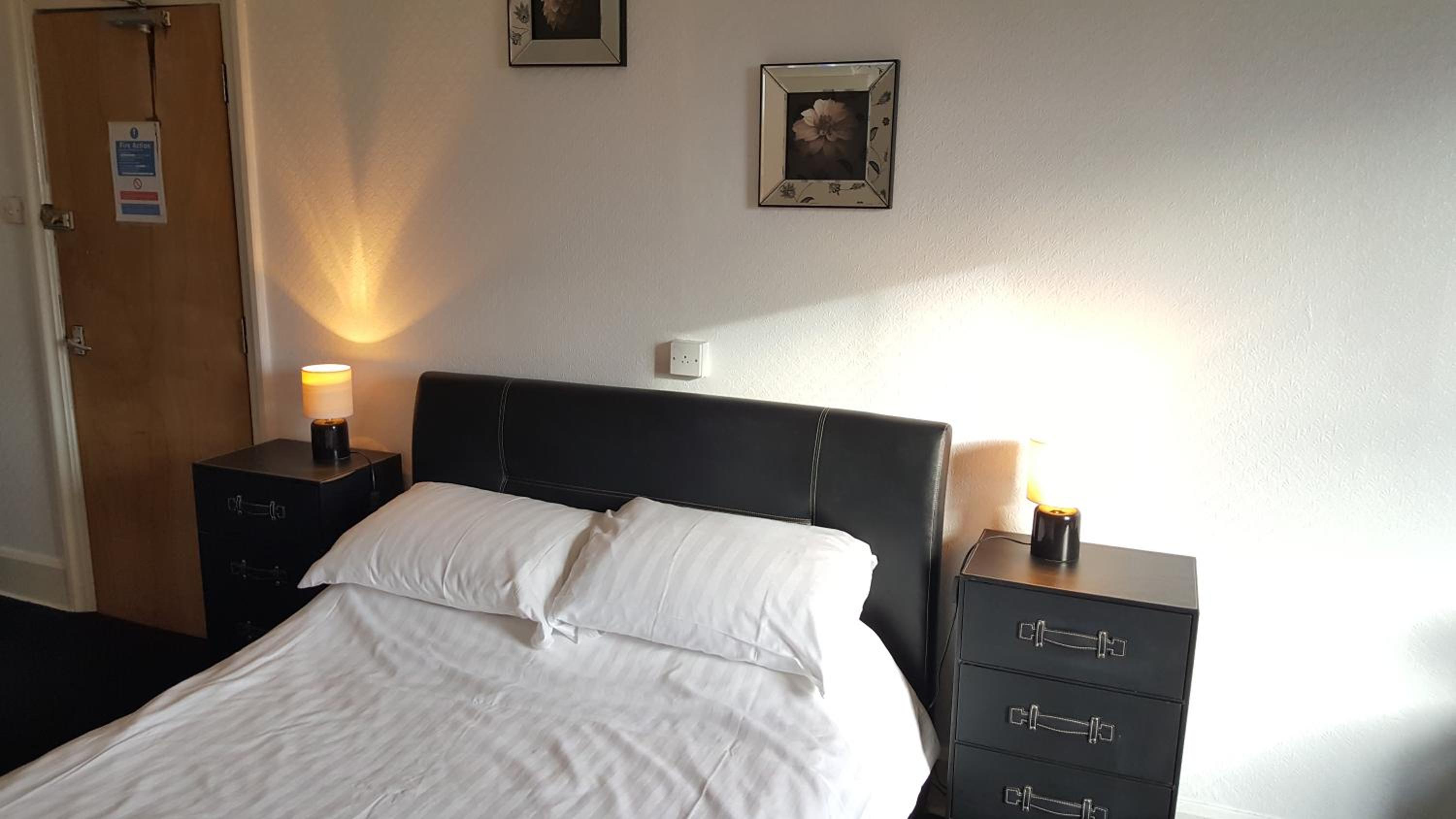 Double Room with Shared Bathroom photo 2