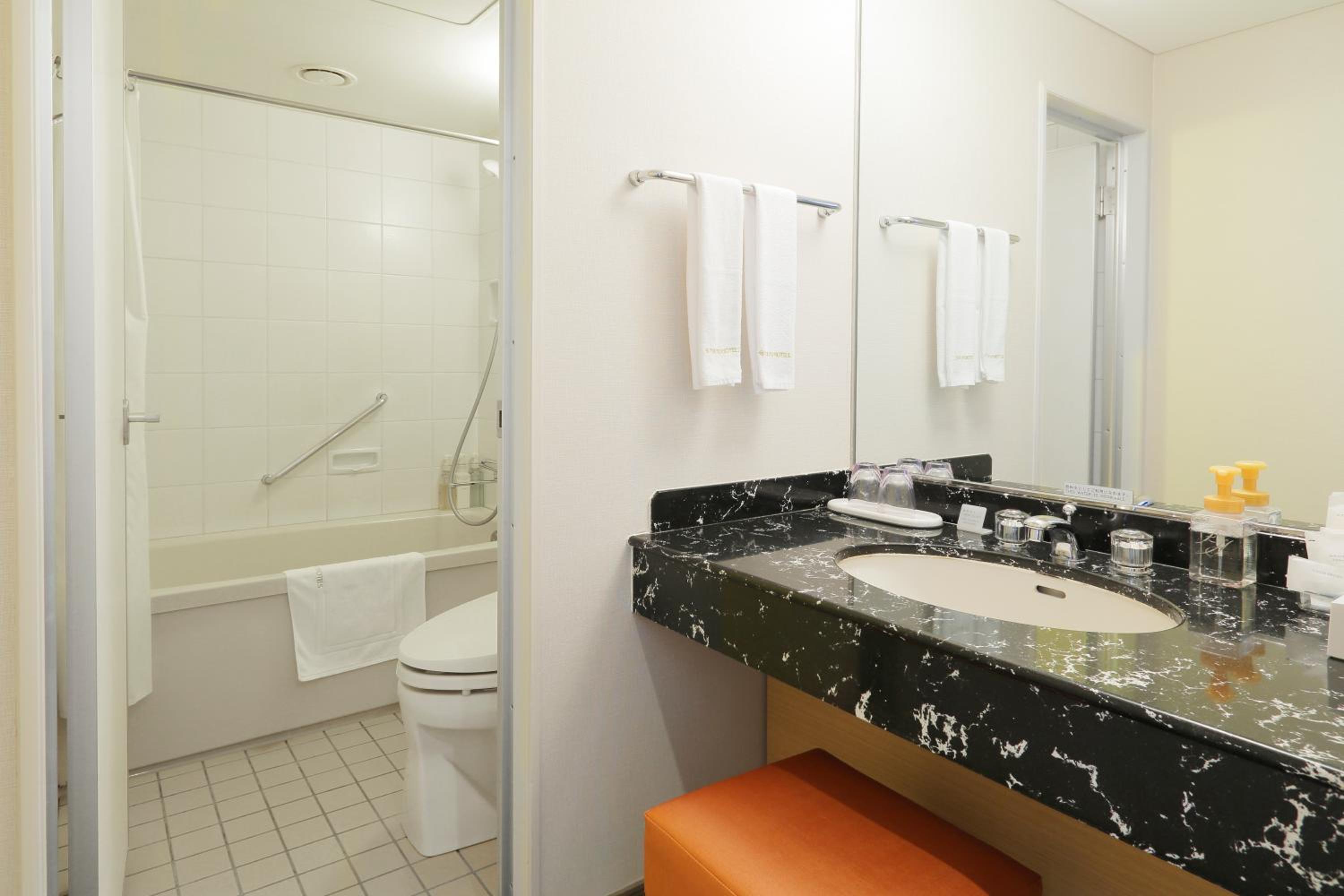 Twin Room - Non-Smoking - Standard Floor - Photo 3