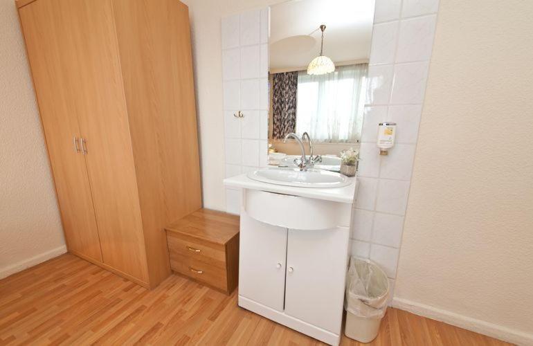 Double Room with Private External Bathroom - Photo 3