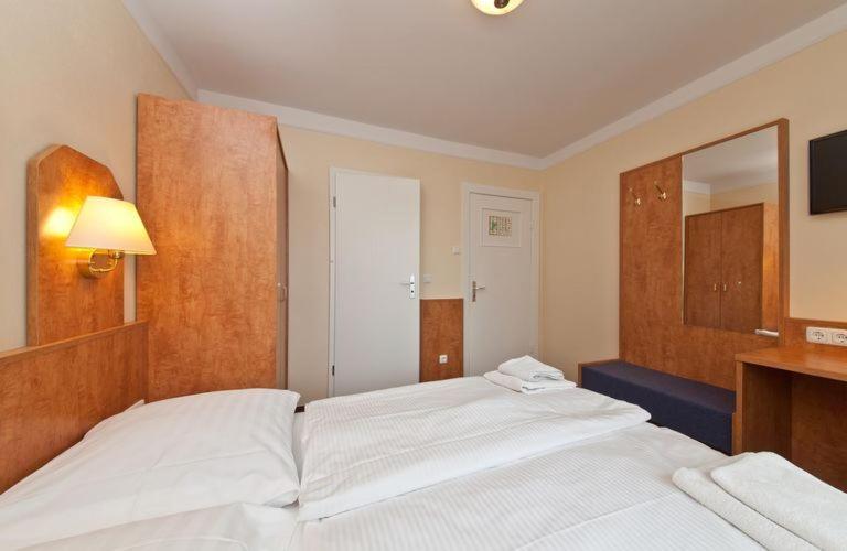 Standard Double Room - Photo 7