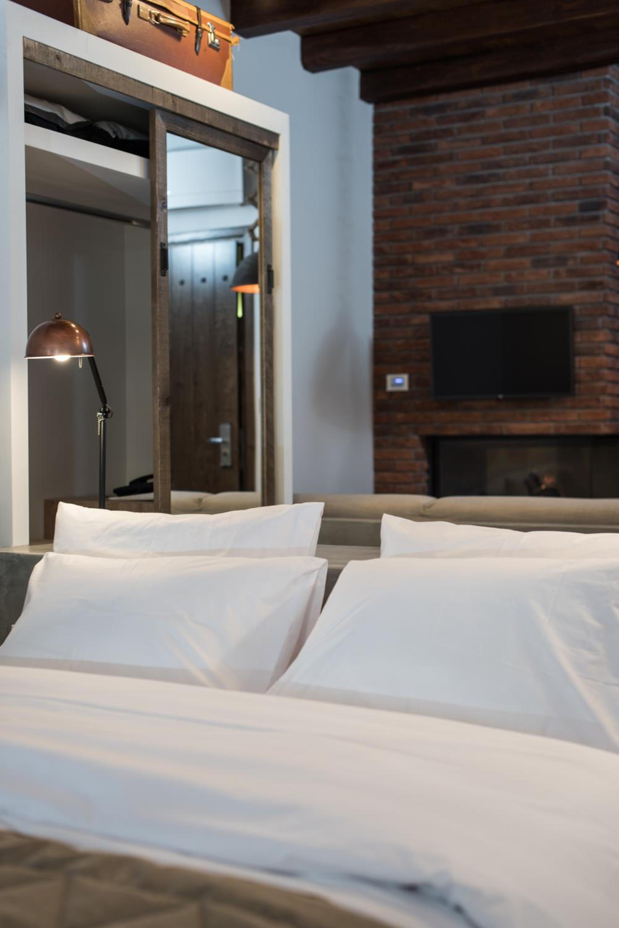 Deluxe Suite - Photo 7