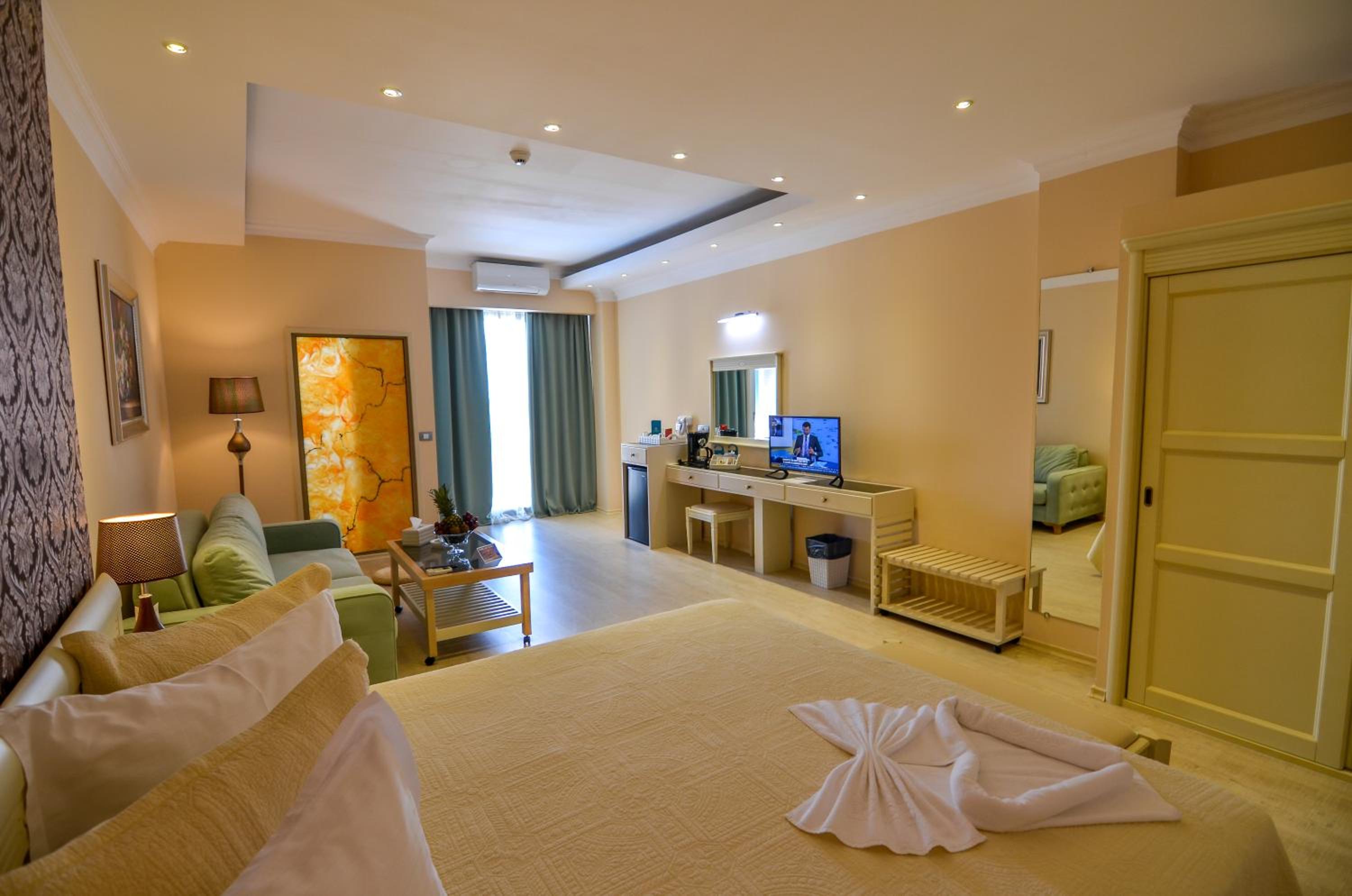 Double Room with Balcony, Lateral Sea View and Beach Access
