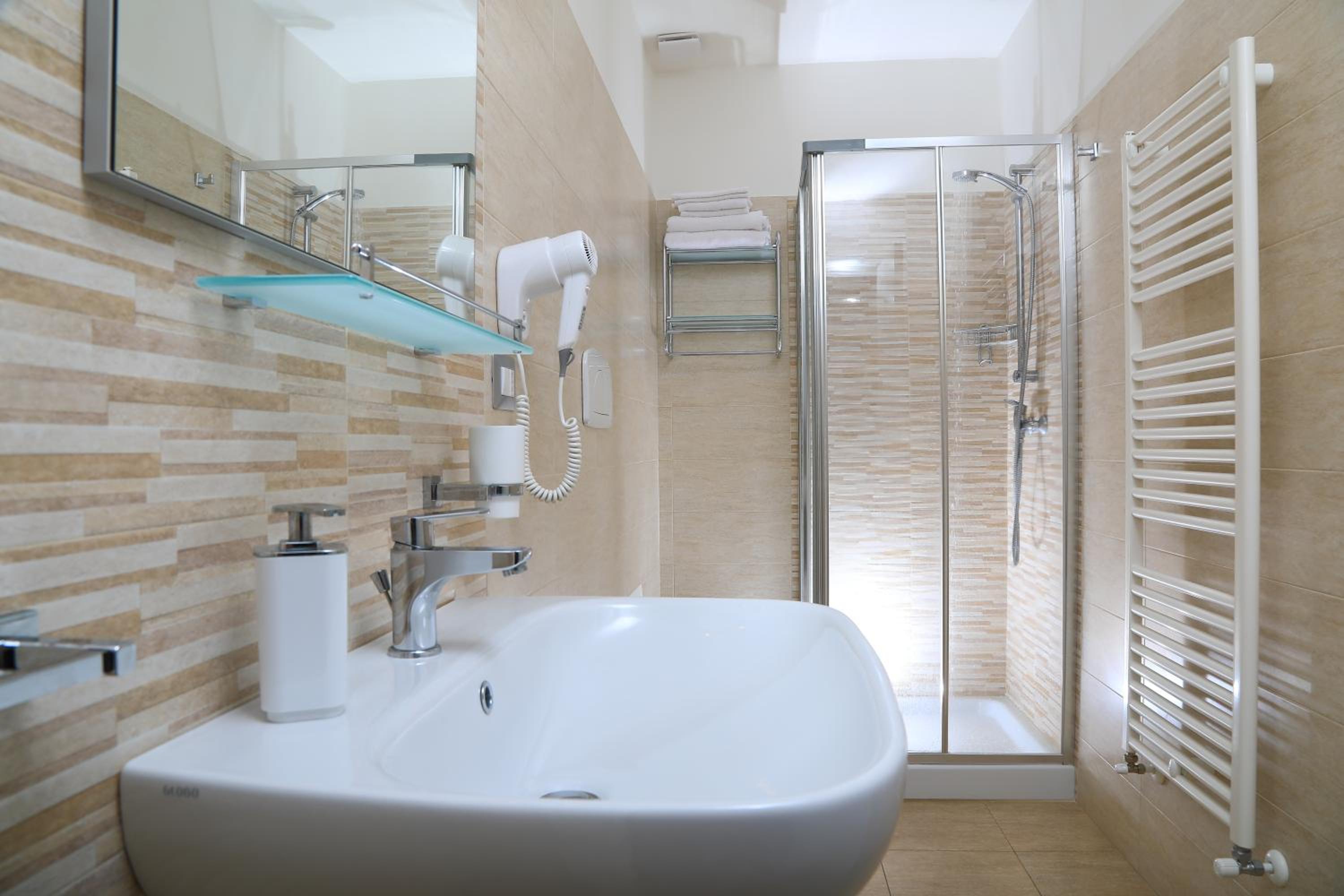 Double Room with Private Bathroom - Photo 5
