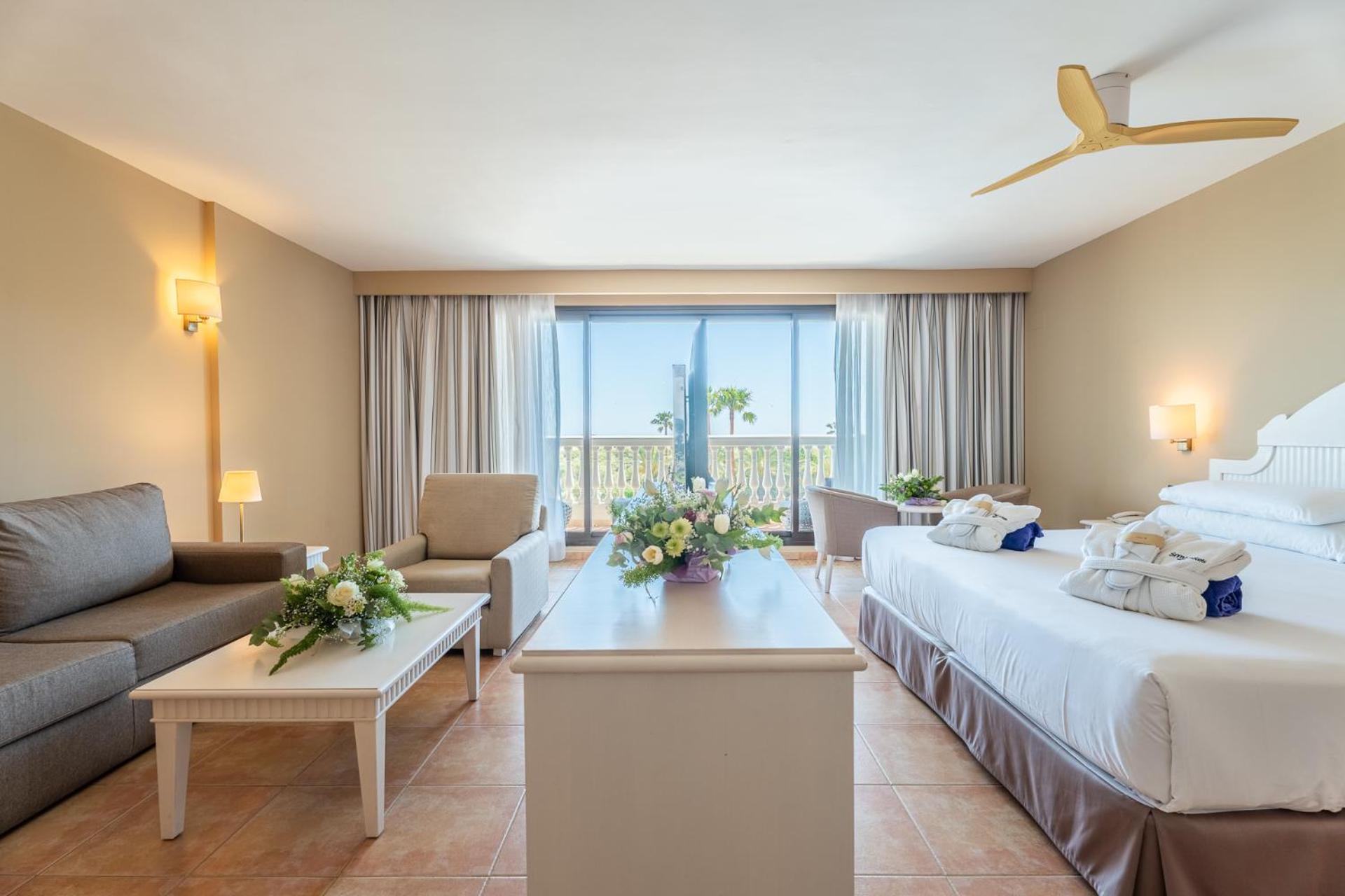 Deluxe One-Bedroom Apartment
