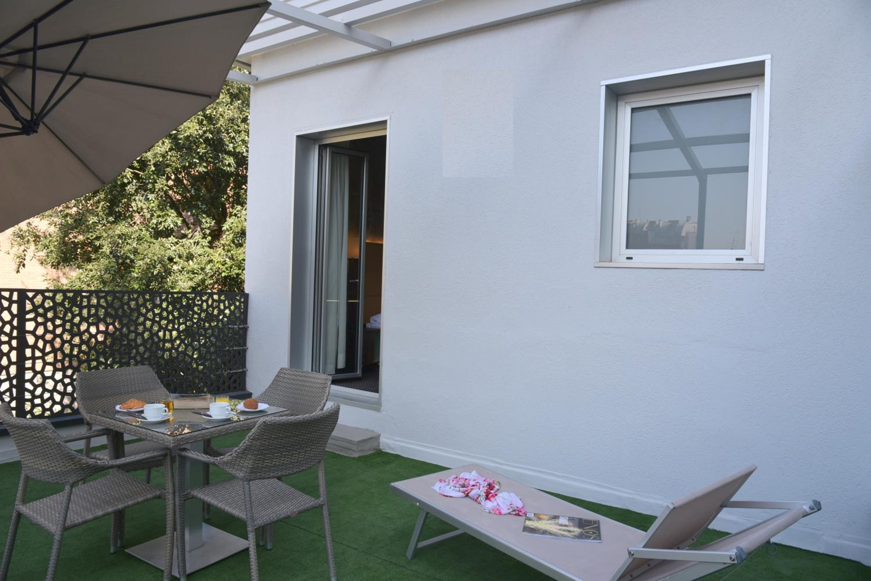 Family Room - Photo 2
