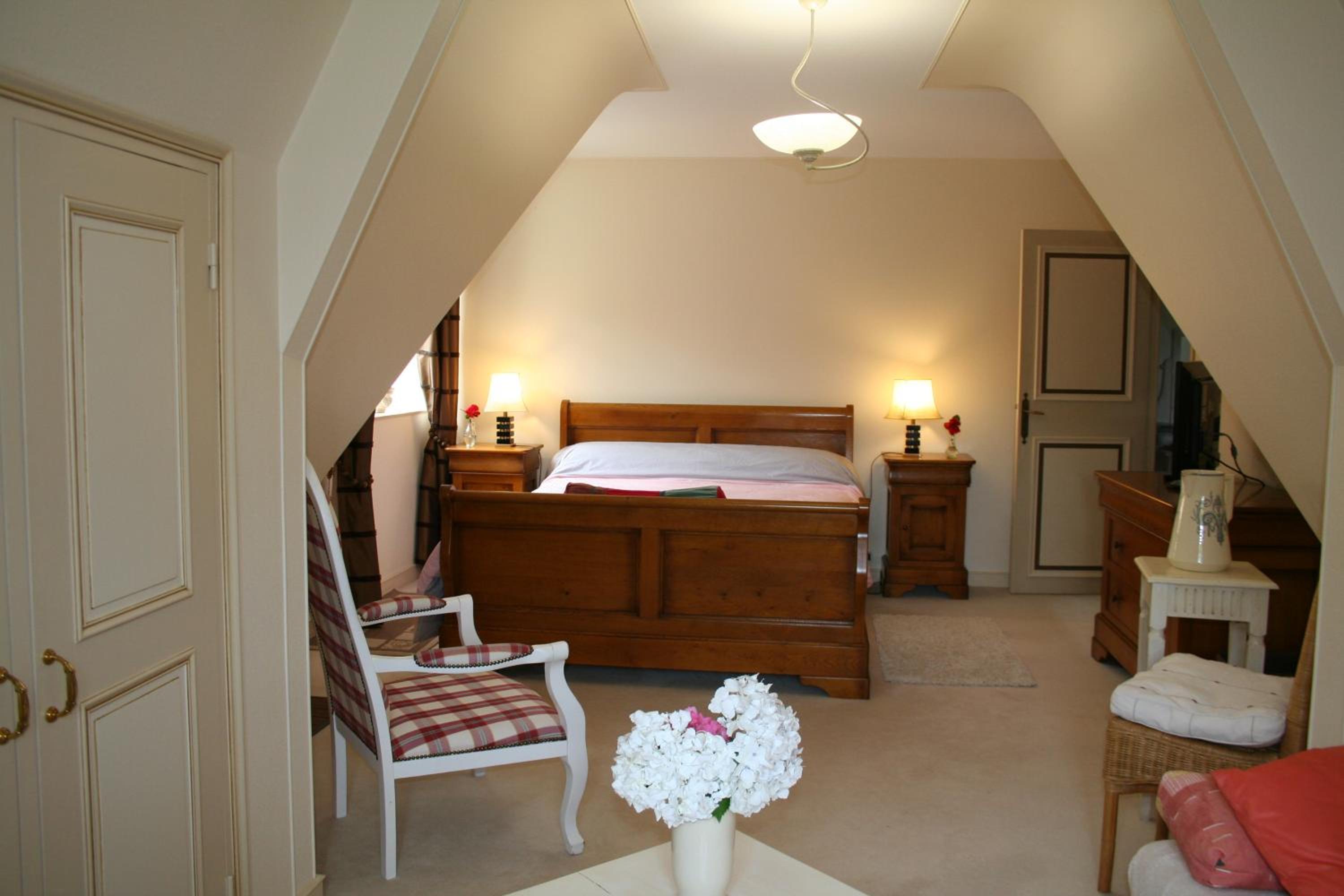 Family Room with Garden View - Photo 6