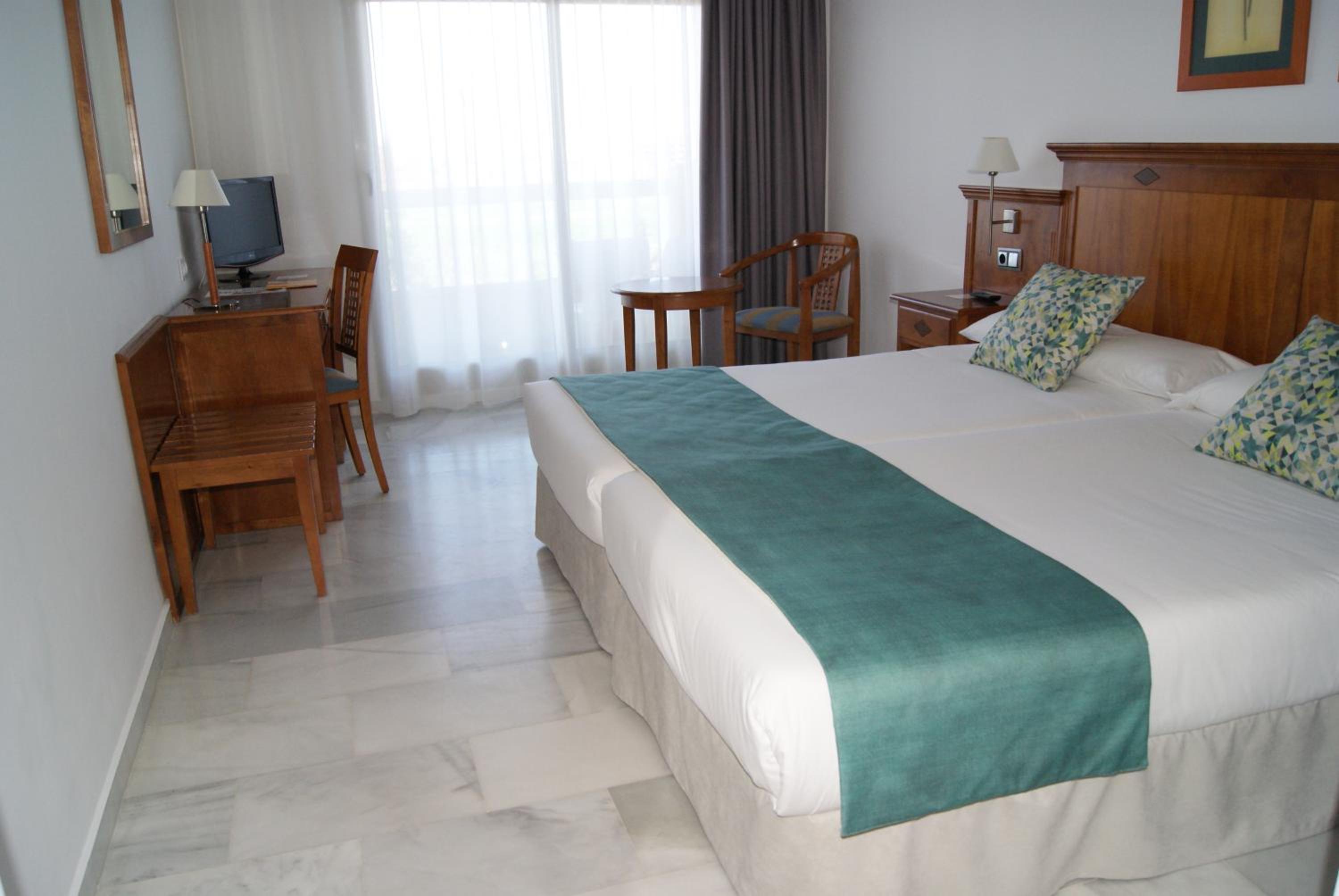 Double or Twin Room with Balcony - Photo 4