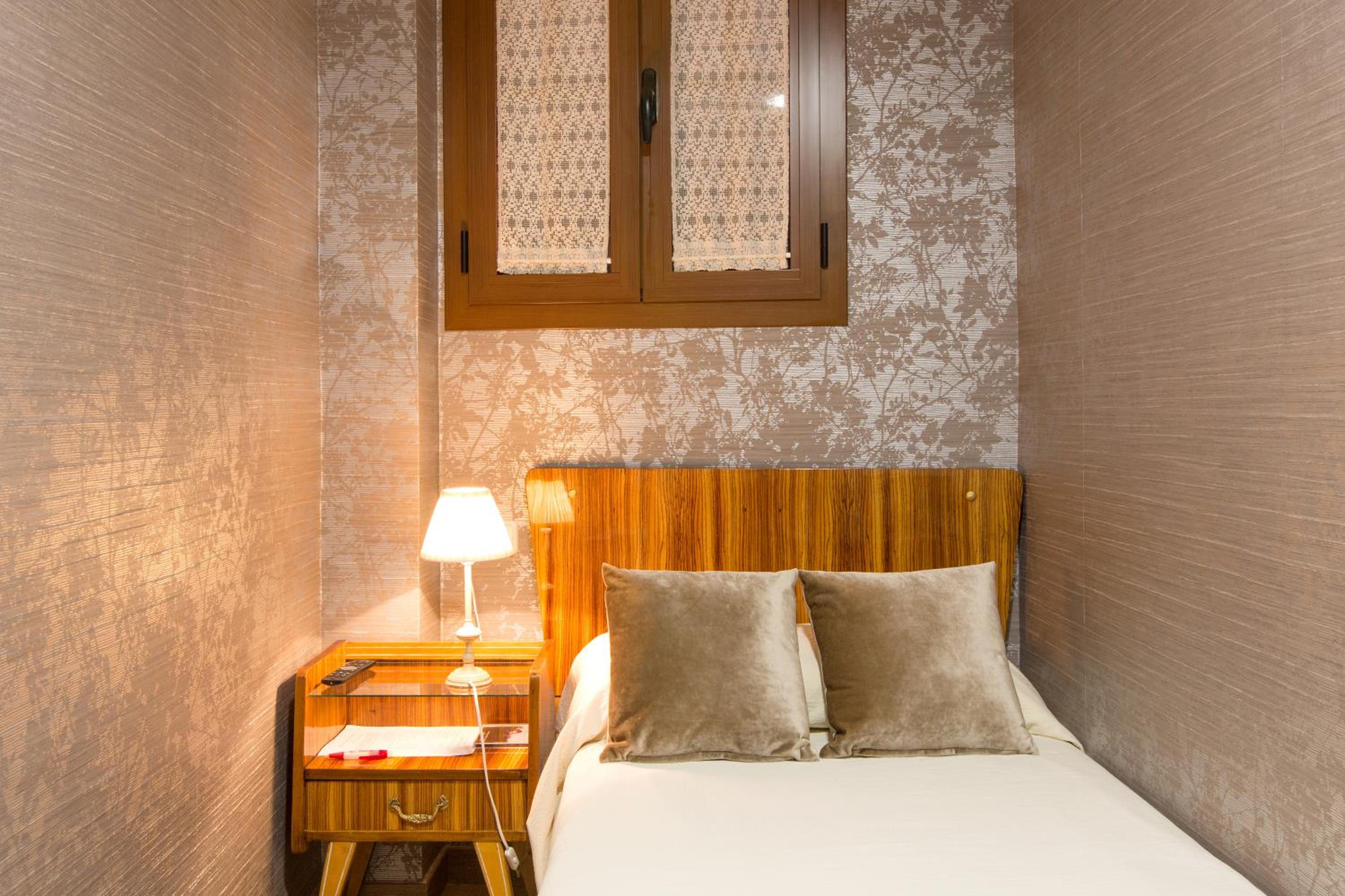 Single Room with Private Bathroom photo 2