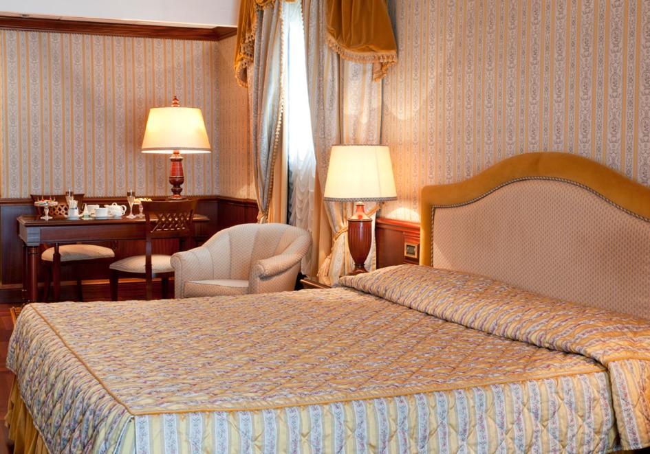 Junior Suite with Lake View - Photo 25