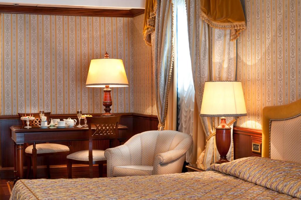 Junior Suite with Lake View - Photo 22