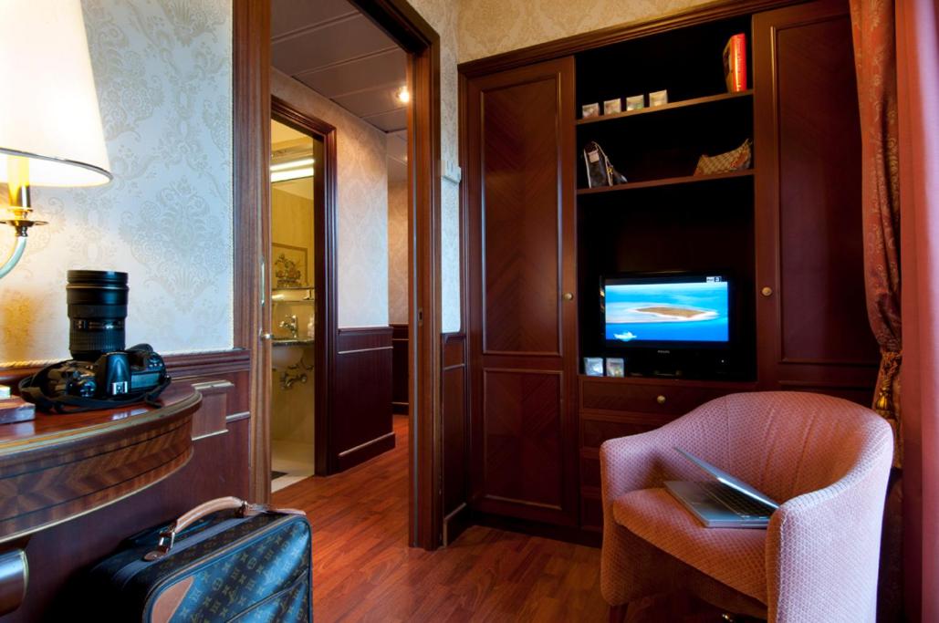 Junior Suite with Lake View - Photo 21