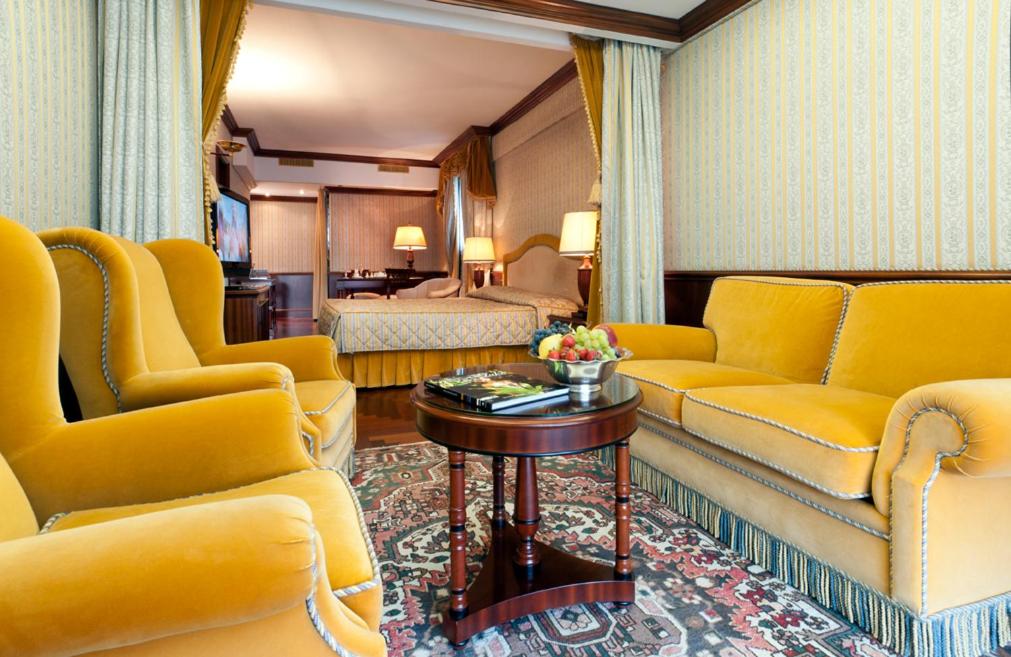 Junior Suite with Lake View - Photo 18