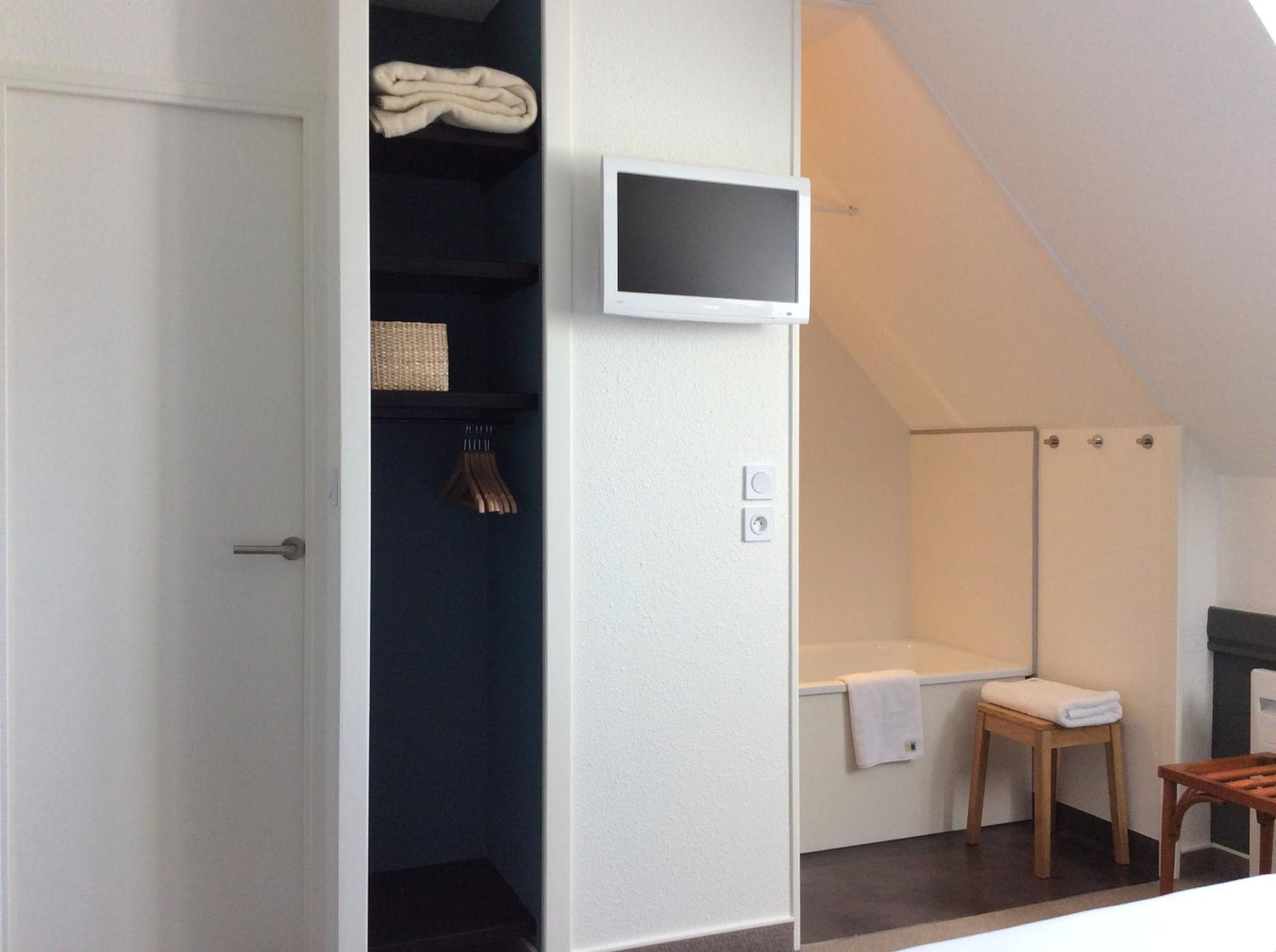 Classic Double Room City Side - Photo 5