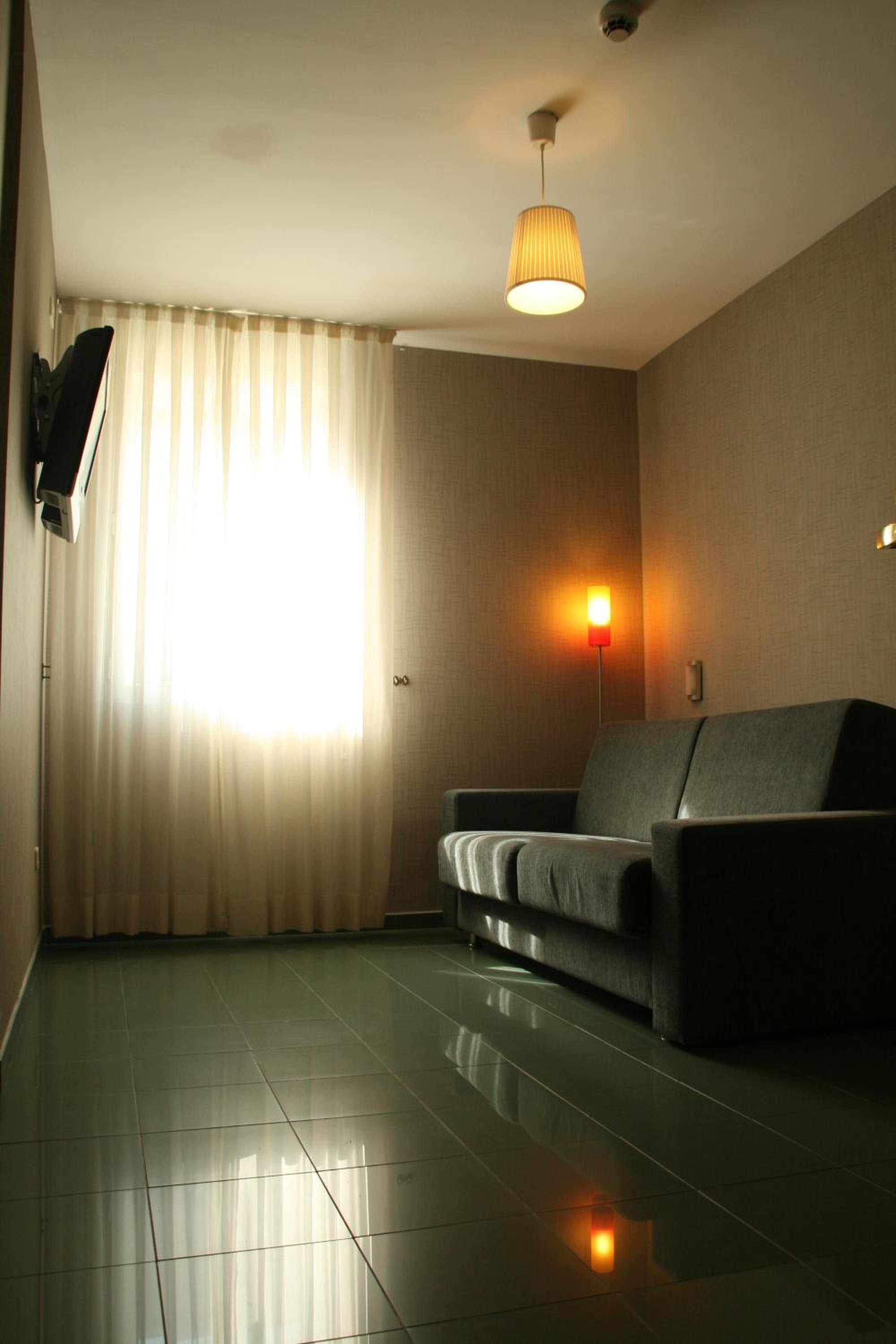 Family Room (2 Adults + 2 Children) - Photo 21