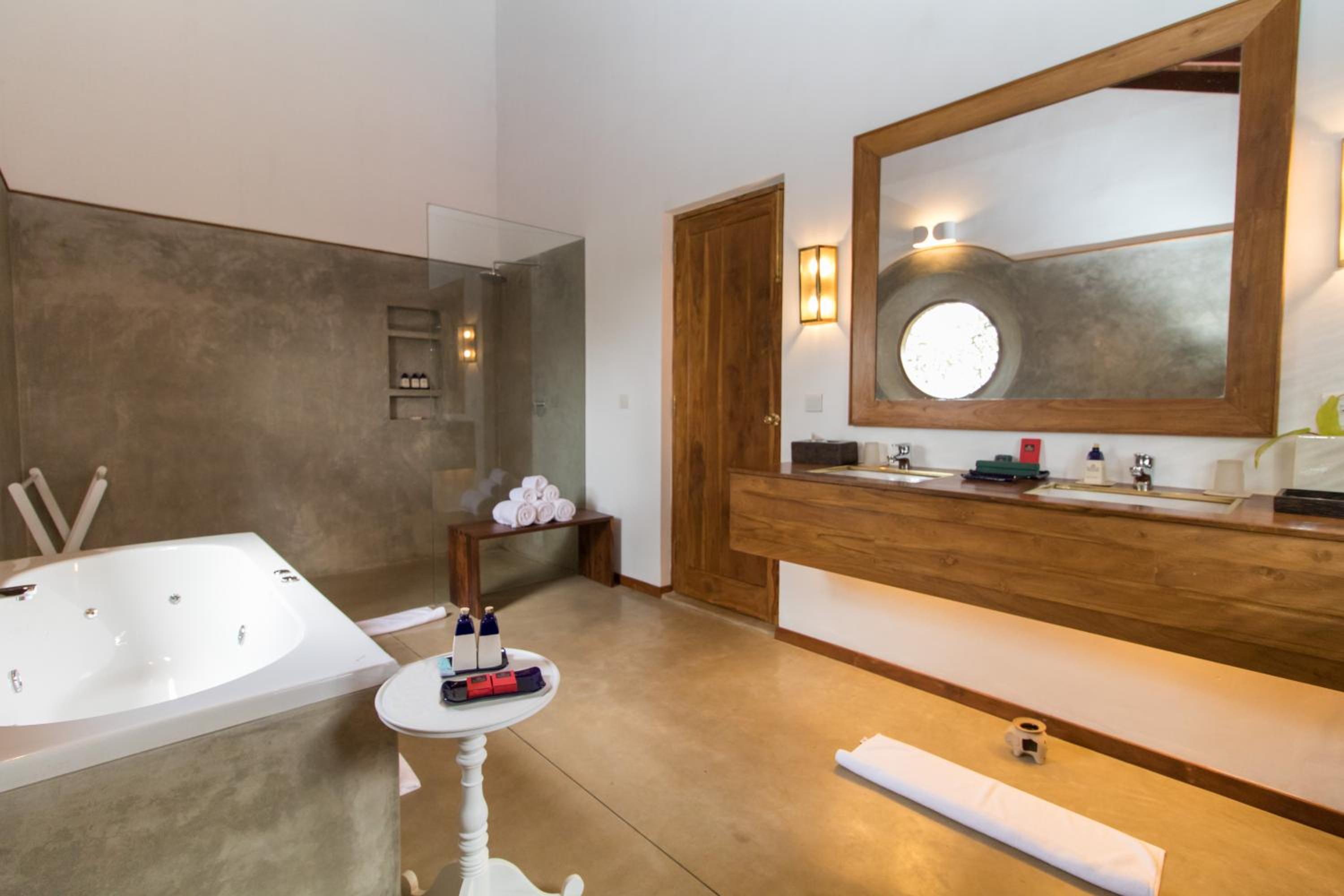 Queen Suite - Photo 8