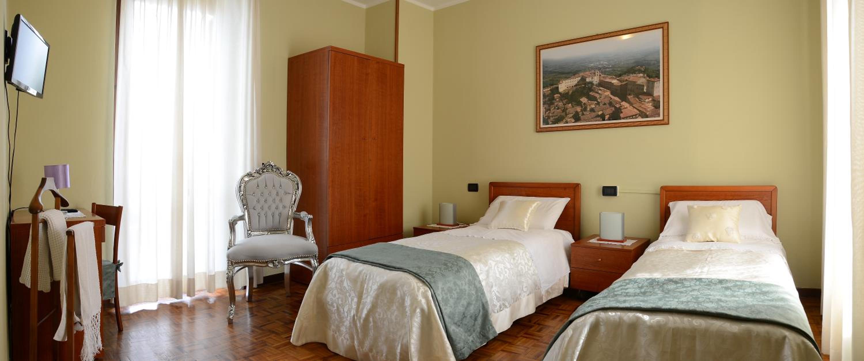 Twin Room - Photo 8