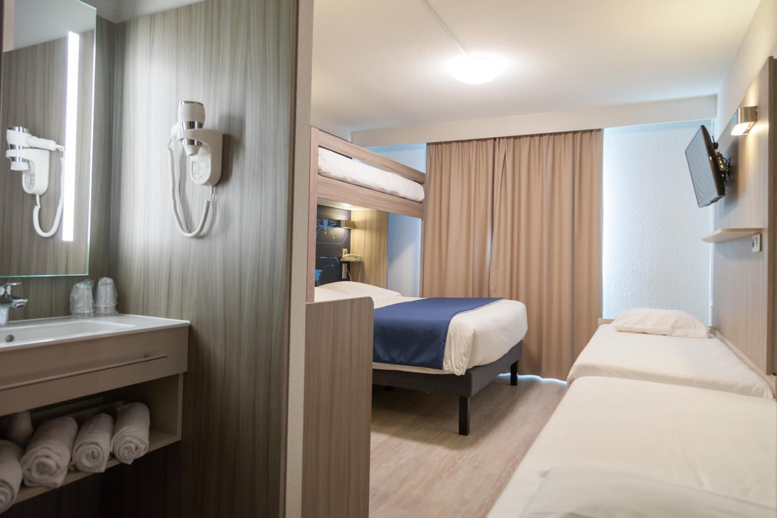 Quadruple Room (4 single beds) - Photo 1