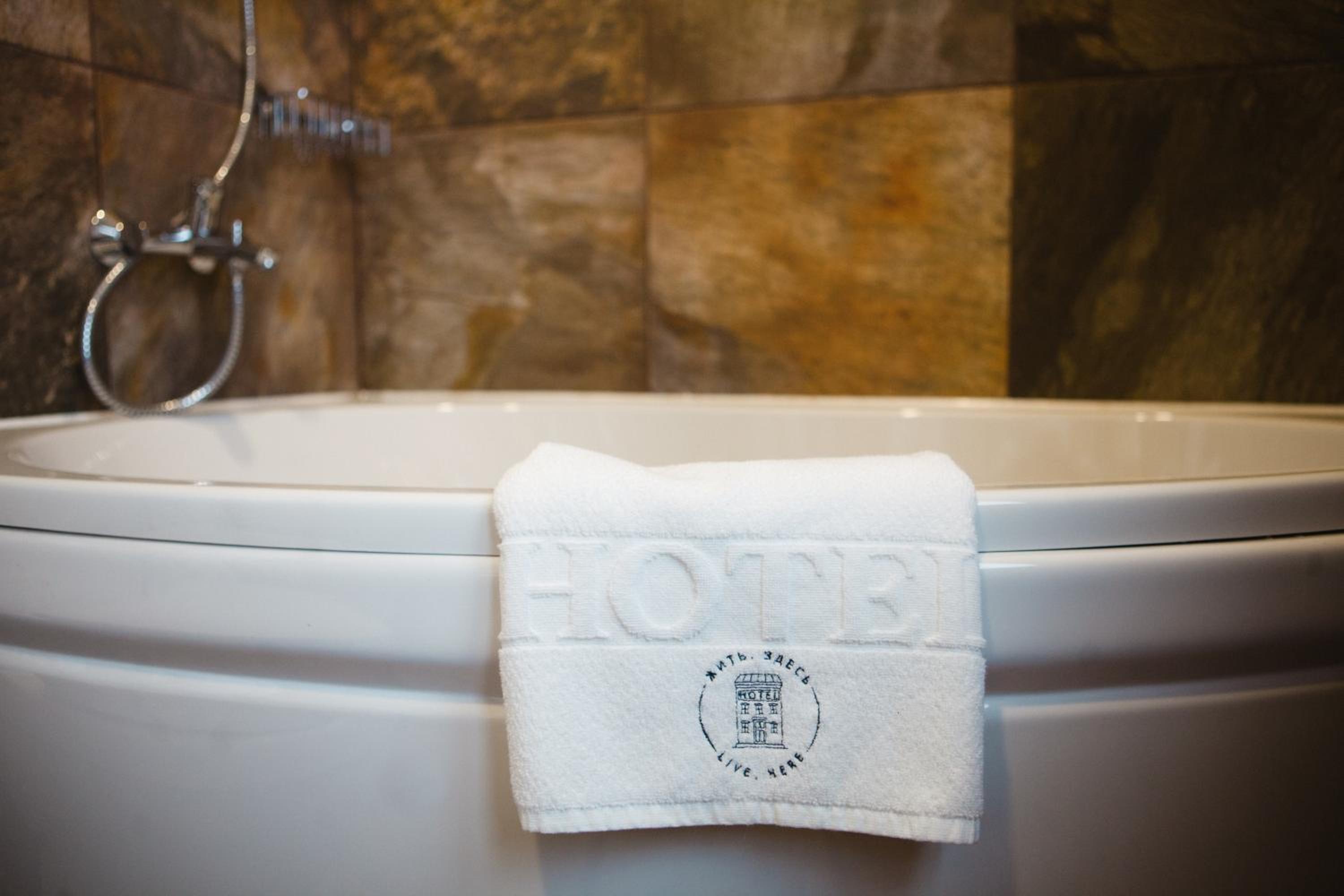 Deluxe Double or Twin Room with Spa Bath photo 2