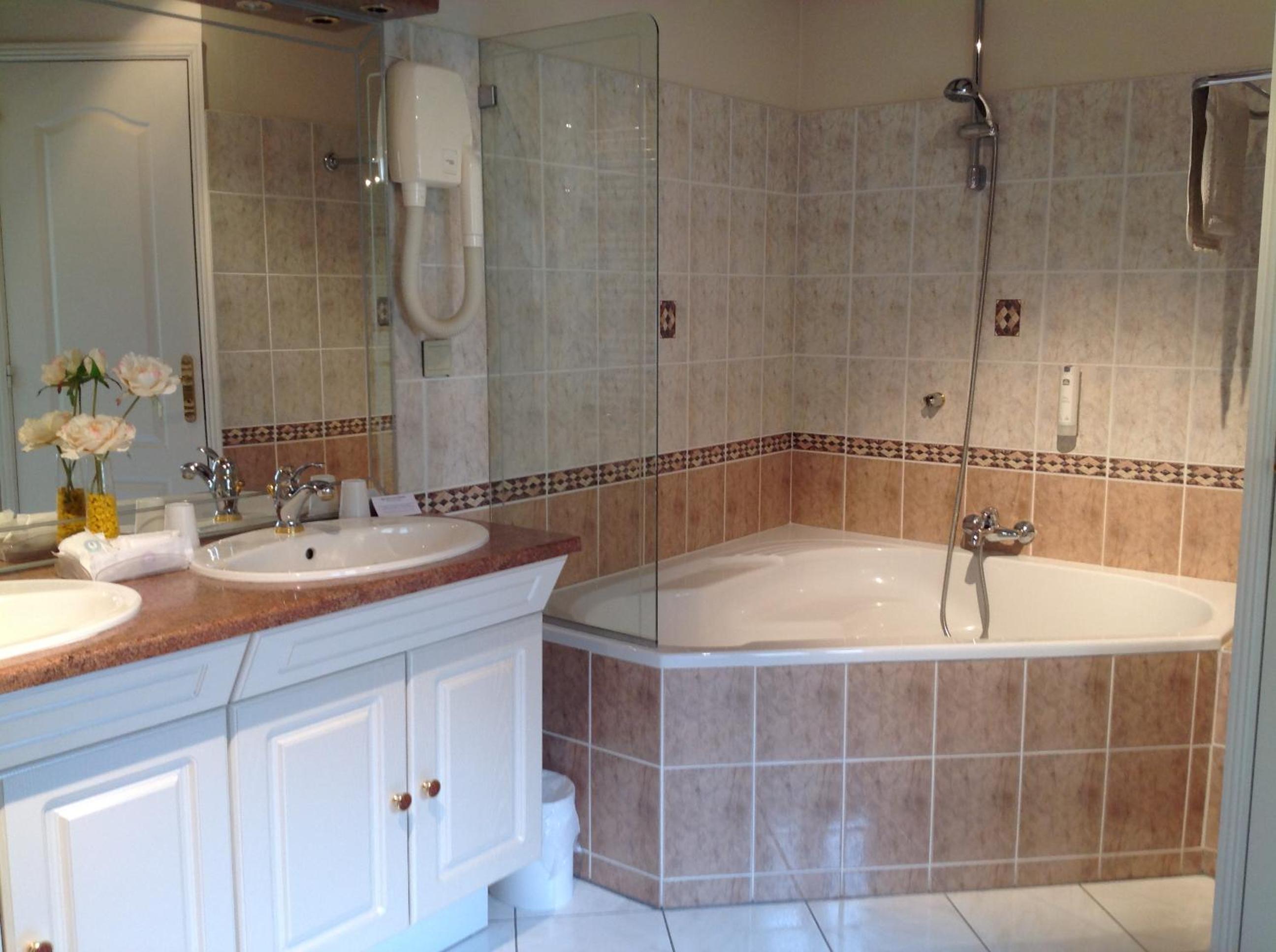 Suite with One King and One Double Bed with Sofa Bed - Photo 6