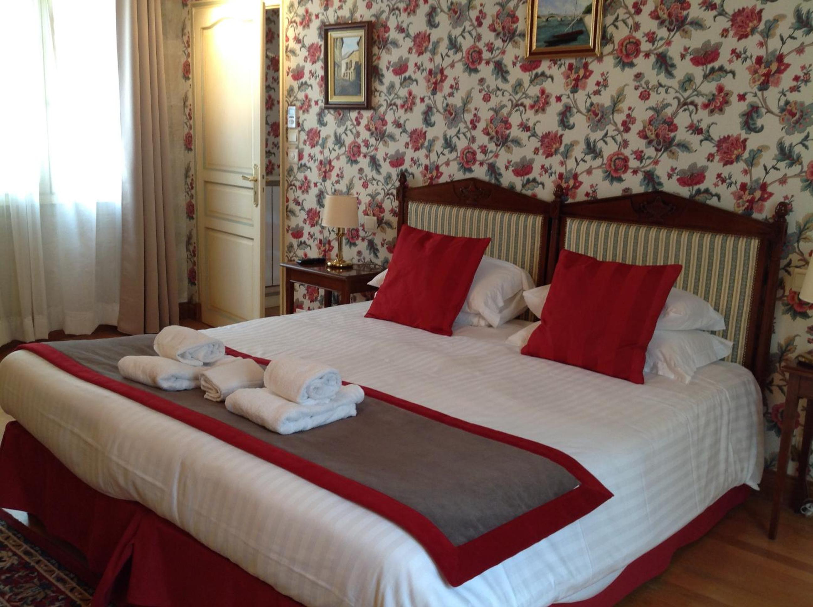 Suite with One King and One Double Bed with Sofa Bed - Photo 4