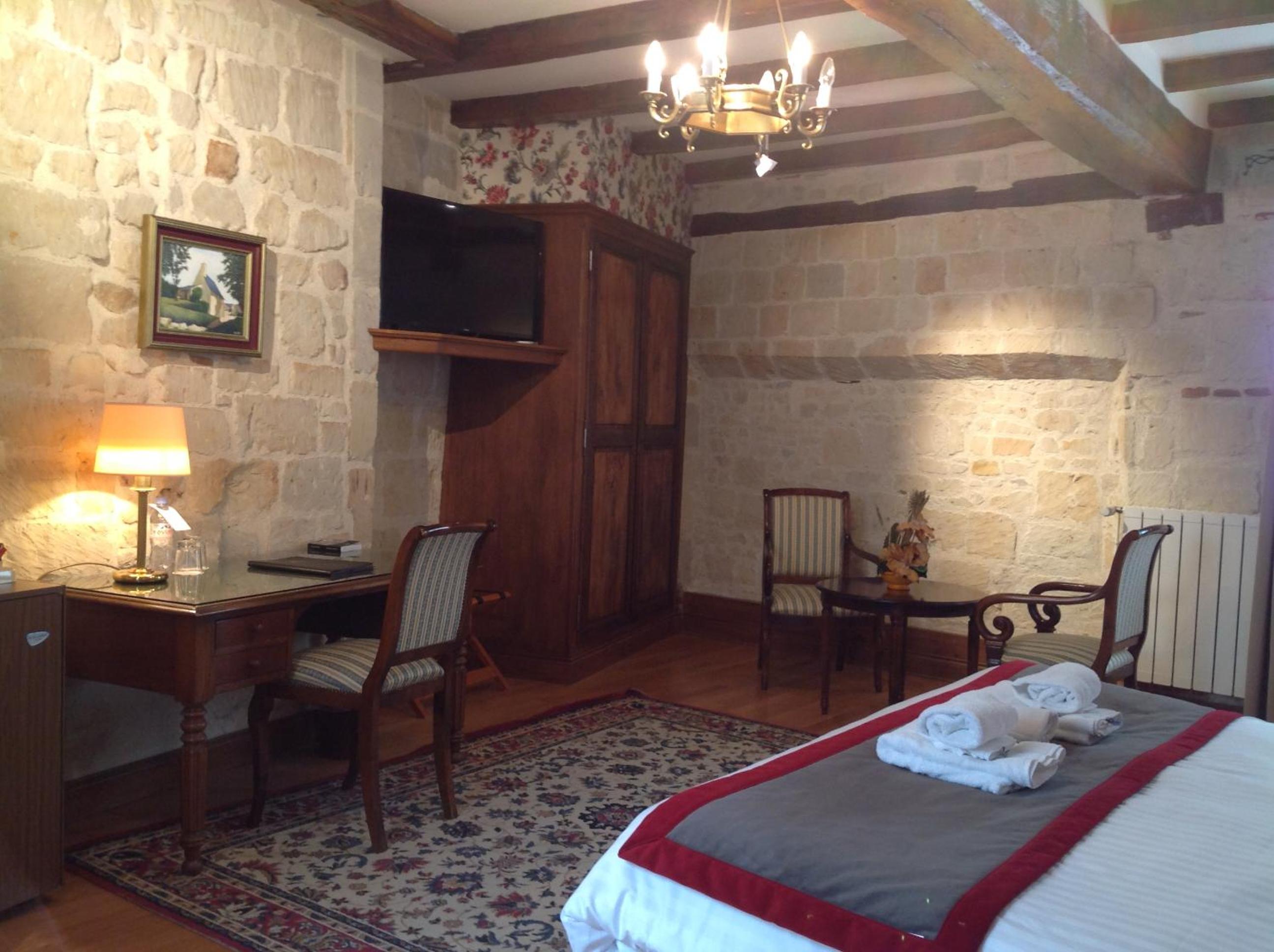 Suite with One King and One Double Bed with Sofa Bed - Photo 7