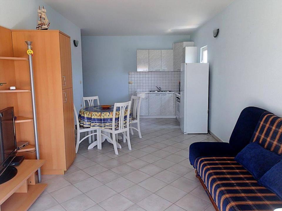 Apartment with Balcony - Photo 21