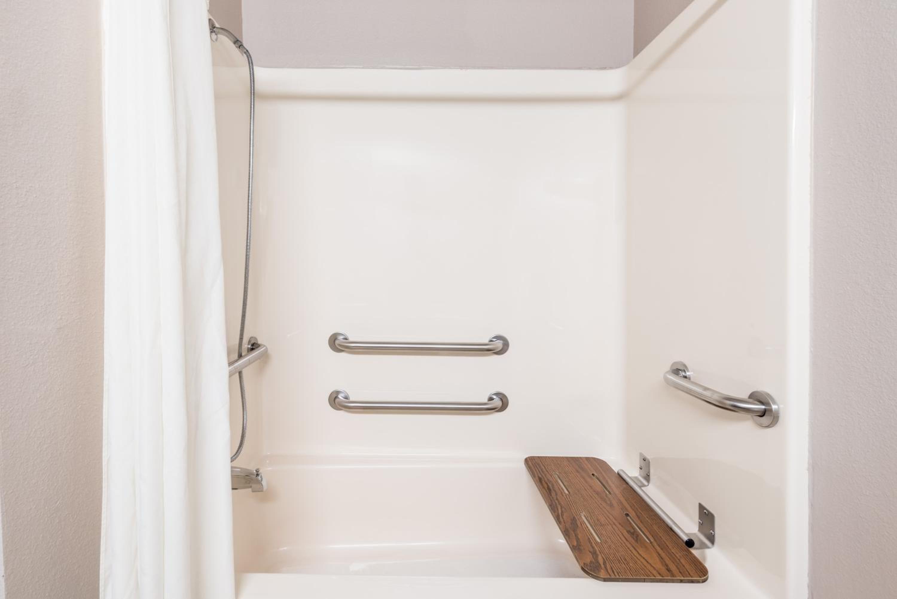 Queen Room with Two Queen Beds and Bath Tub - Mobility/Hearing Access - Non-Smoking - Photo 1