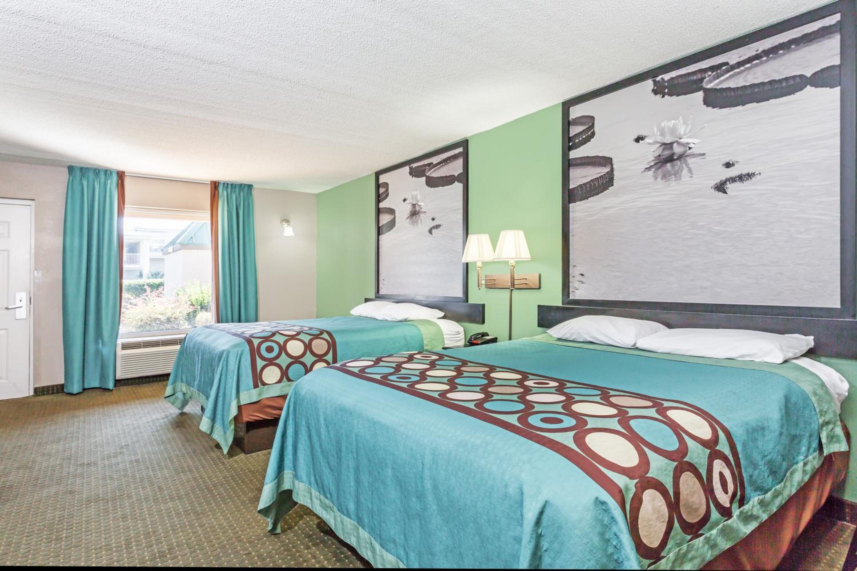 Queen Room with Two Queen Beds - Non-Smoking - Photo 3