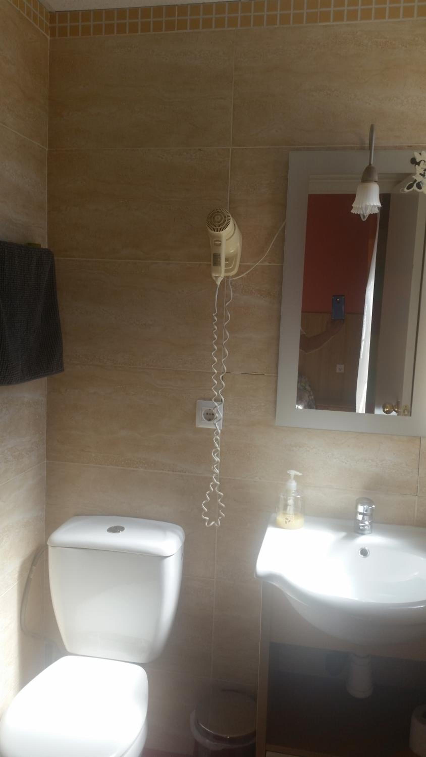 Twin Room - Photo 9