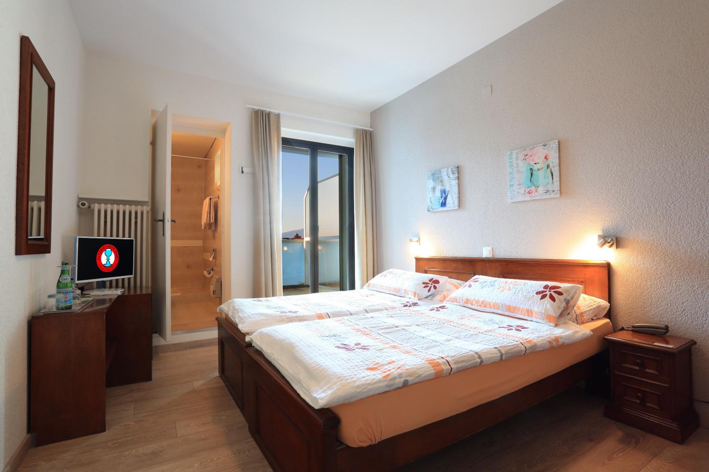 Double or Twin Room with Balcony and Garden View photo 3
