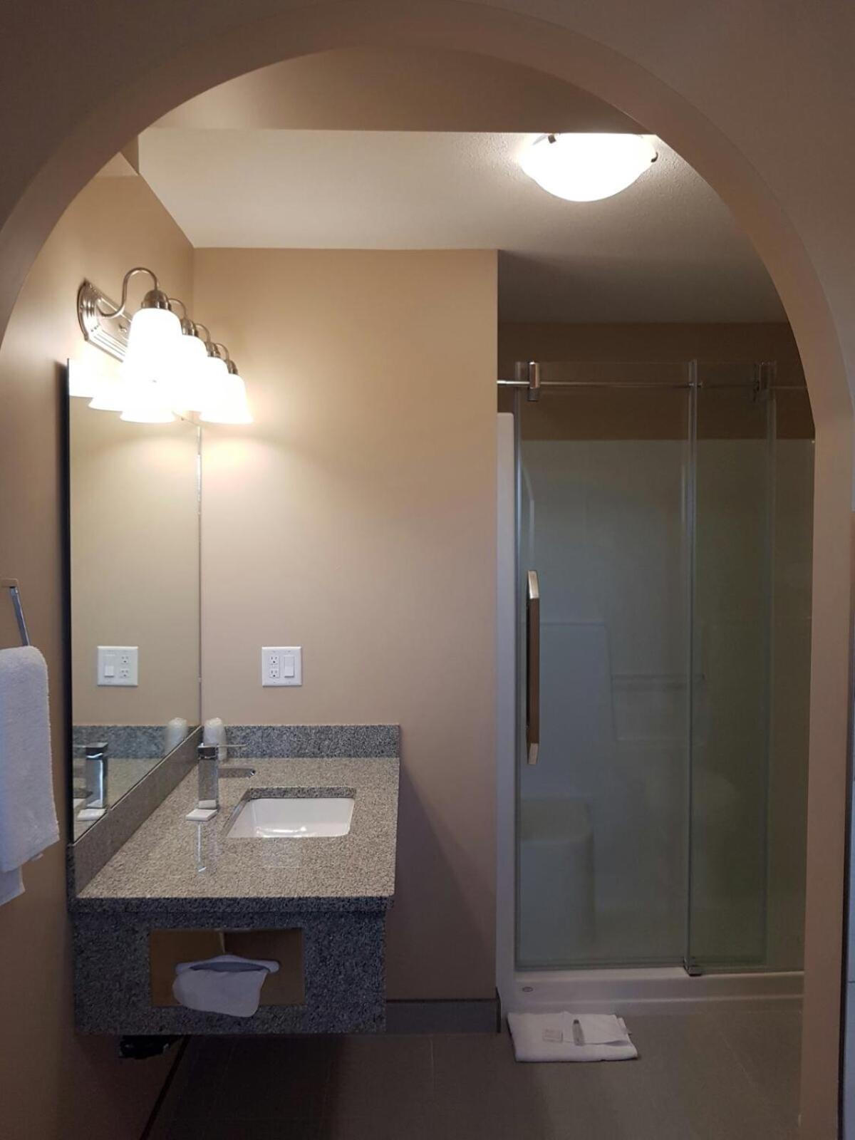 Queen Suite with Spa Bath - Non-Smoking photo 1