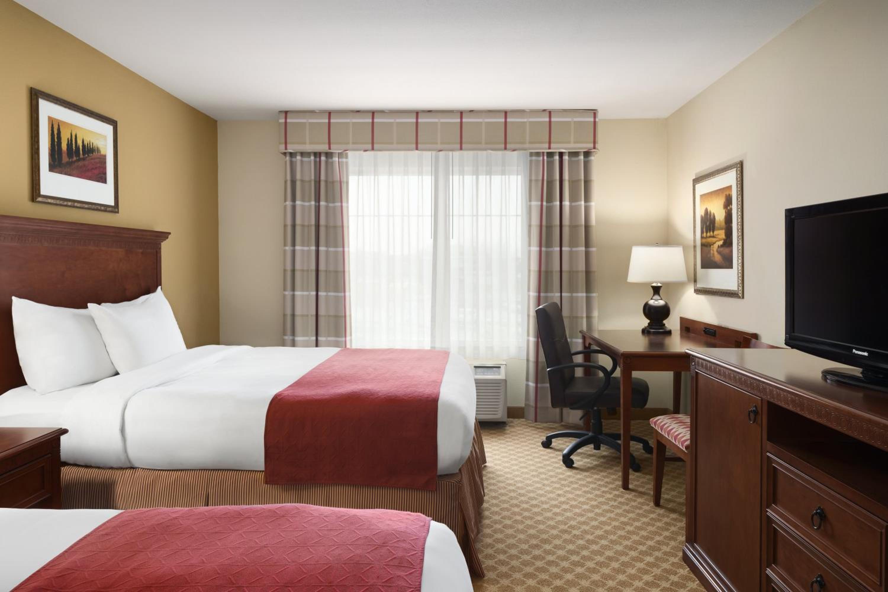 Queen Room with Two Queen Beds - Non-Smoking - Photo 1