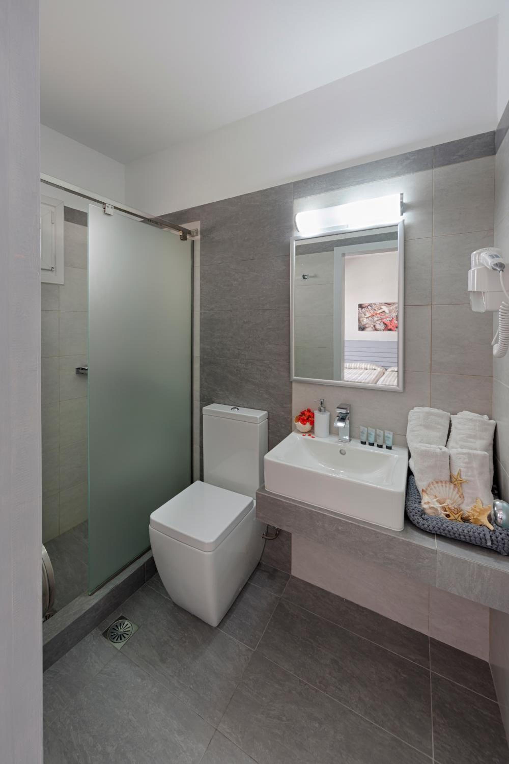 Economy Twin Room with Shared Terrace photo 3