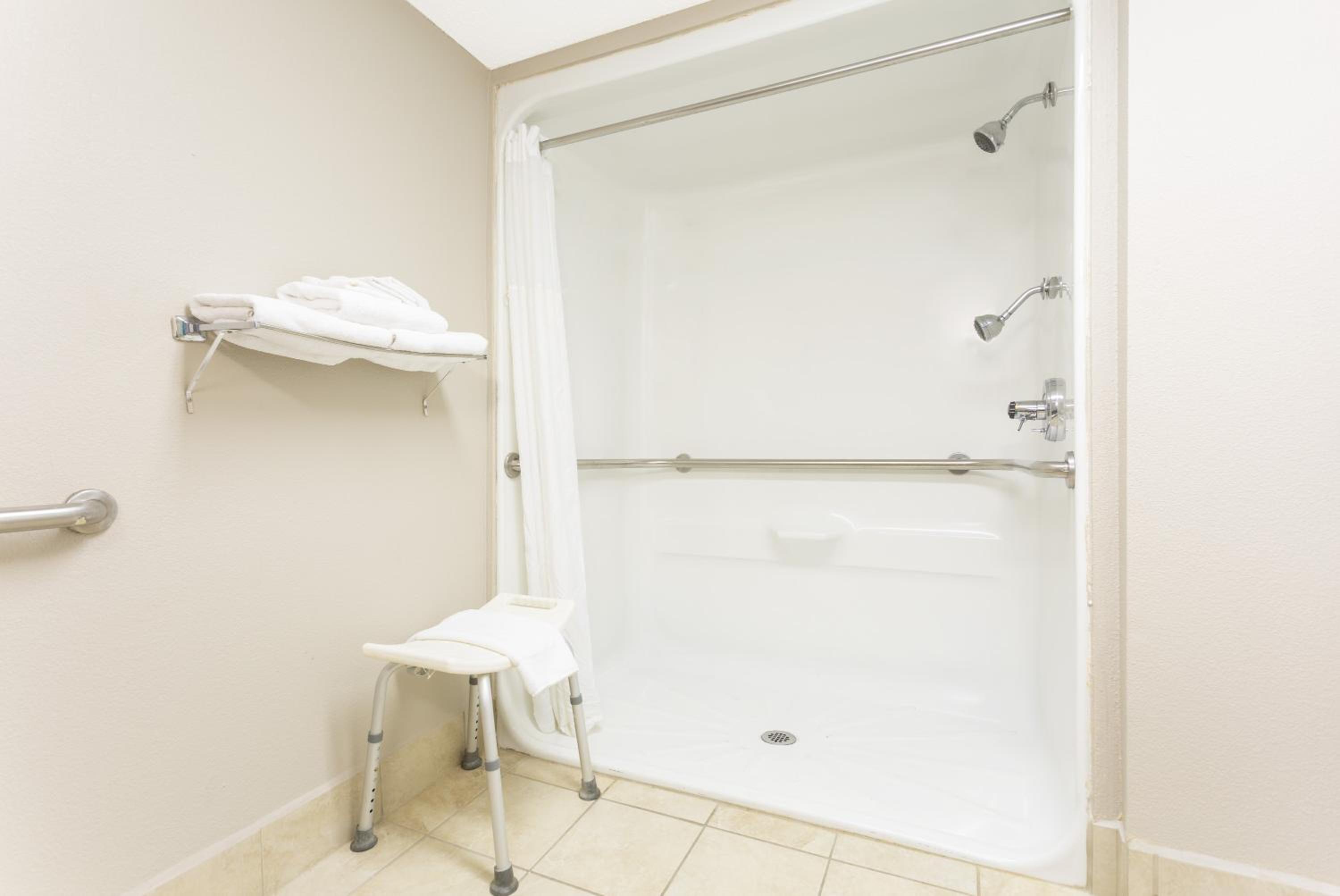 Queen Room with Two Queen Beds - Mobility Access/Non-Smoking - Photo 4