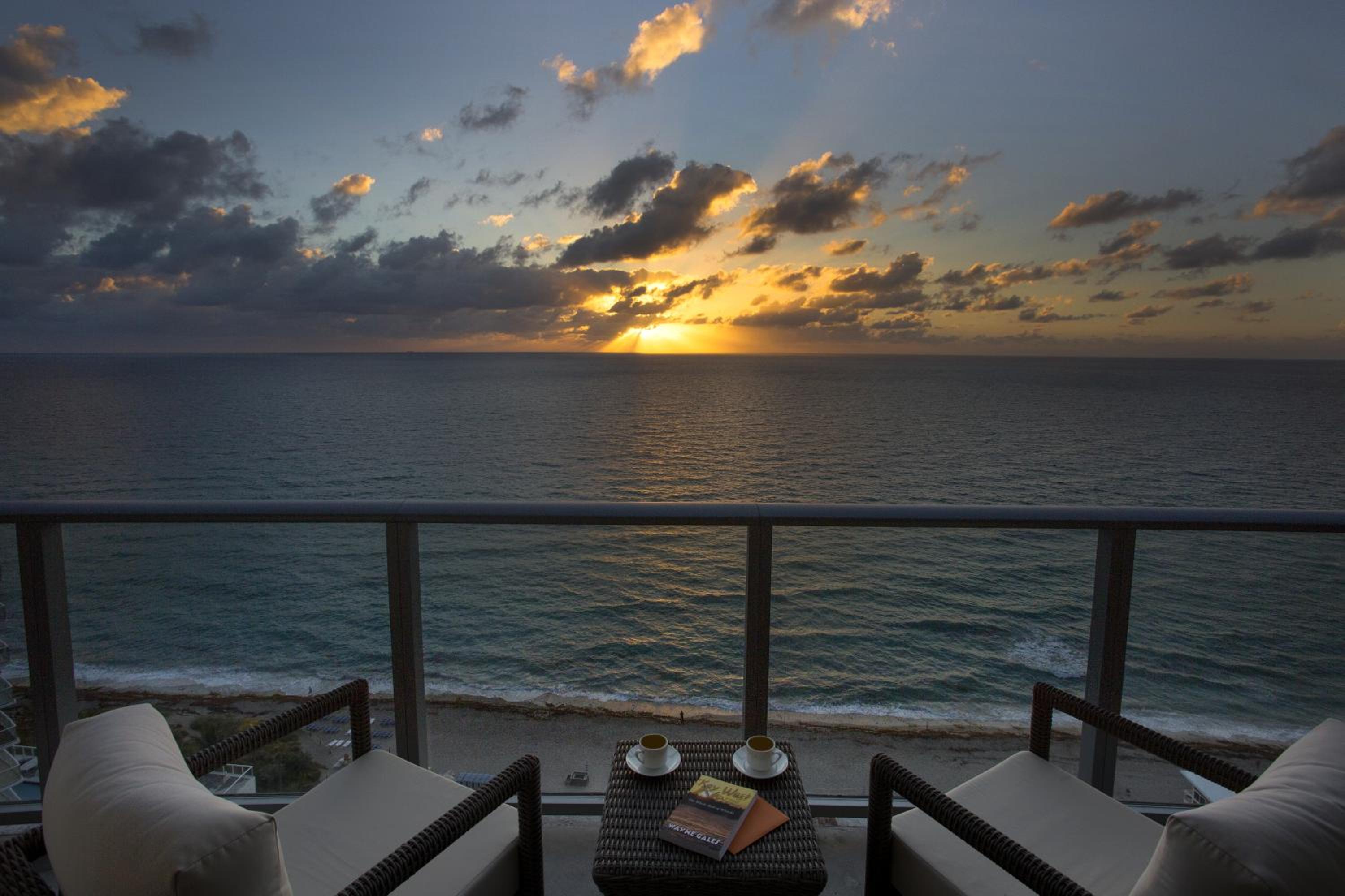 1 Bedroom Suite Oceanfront King  - Photo 4