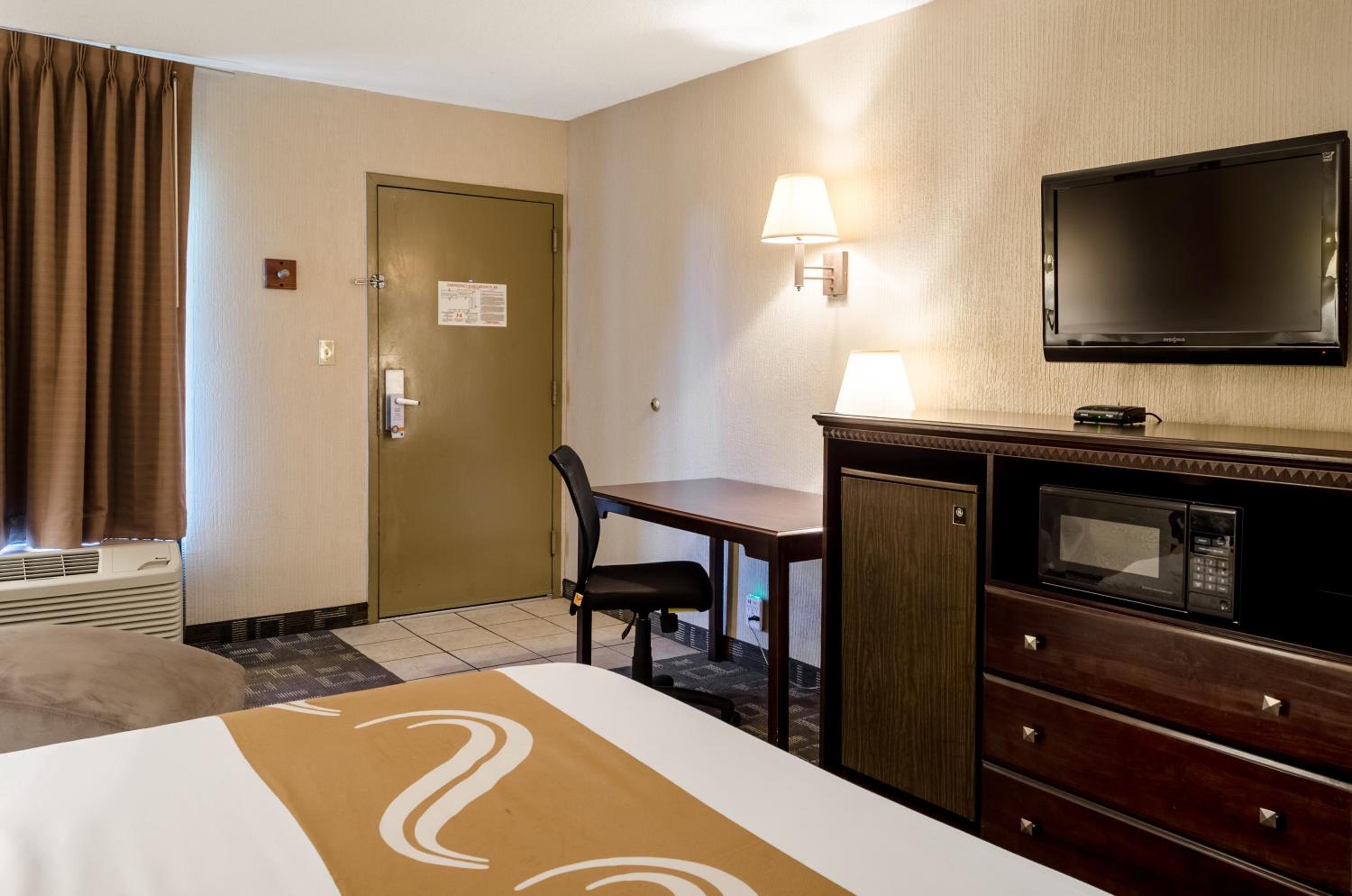 King Room - Non-Smoking - Photo 4