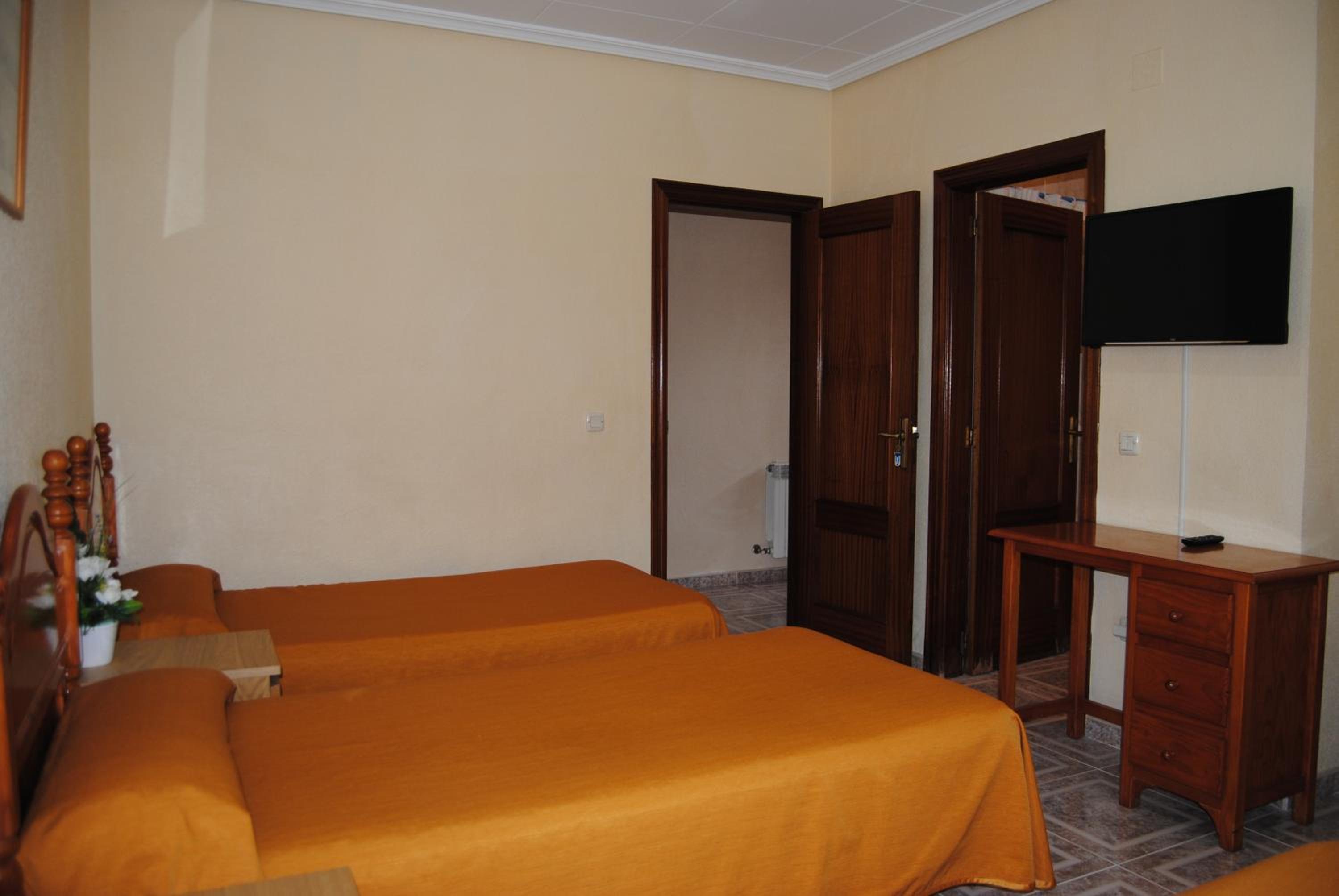 Triple Room with Private Bathroom photo 3