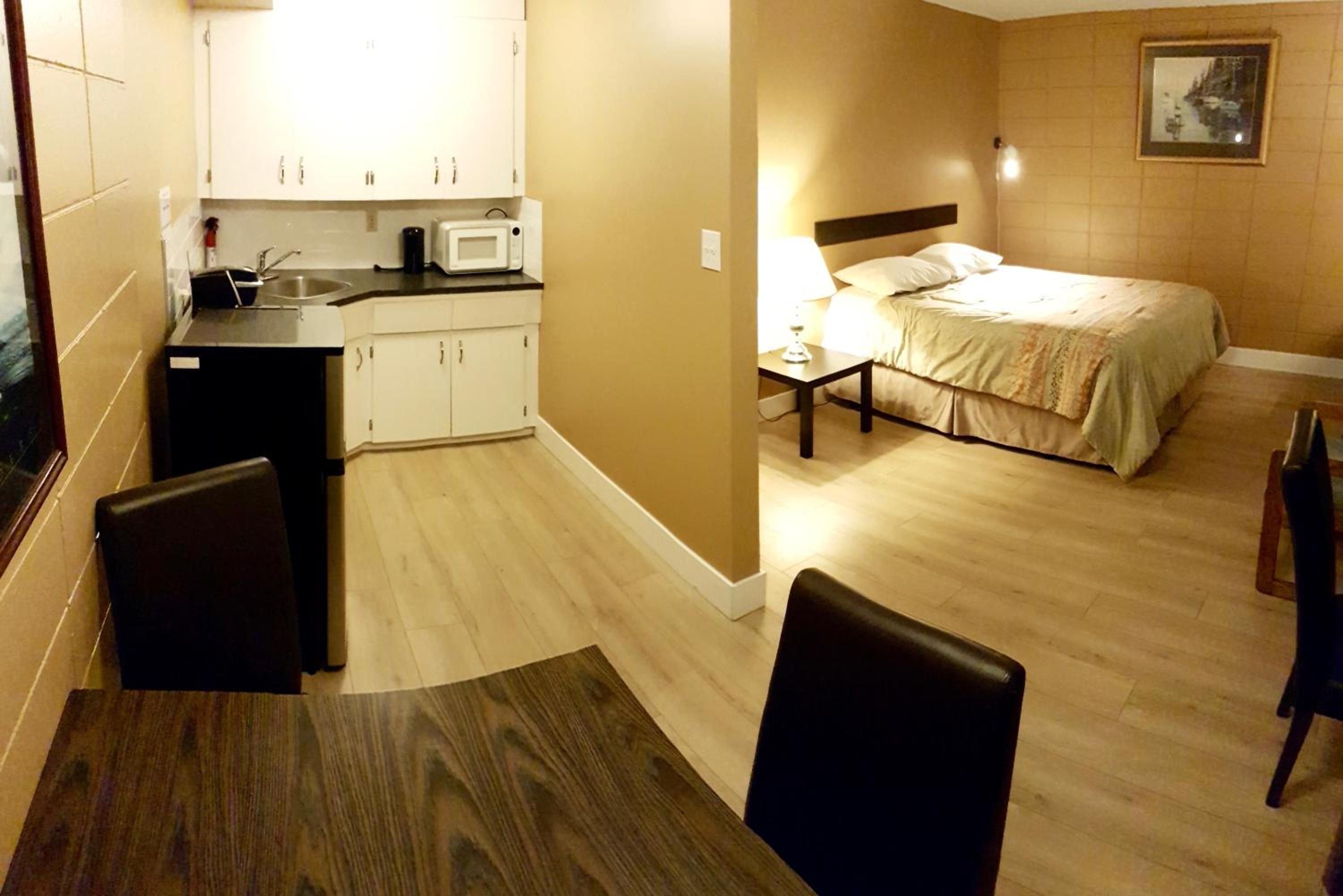 Oceanfront Full Kitchen Suite with Private Balcony 2 Queen